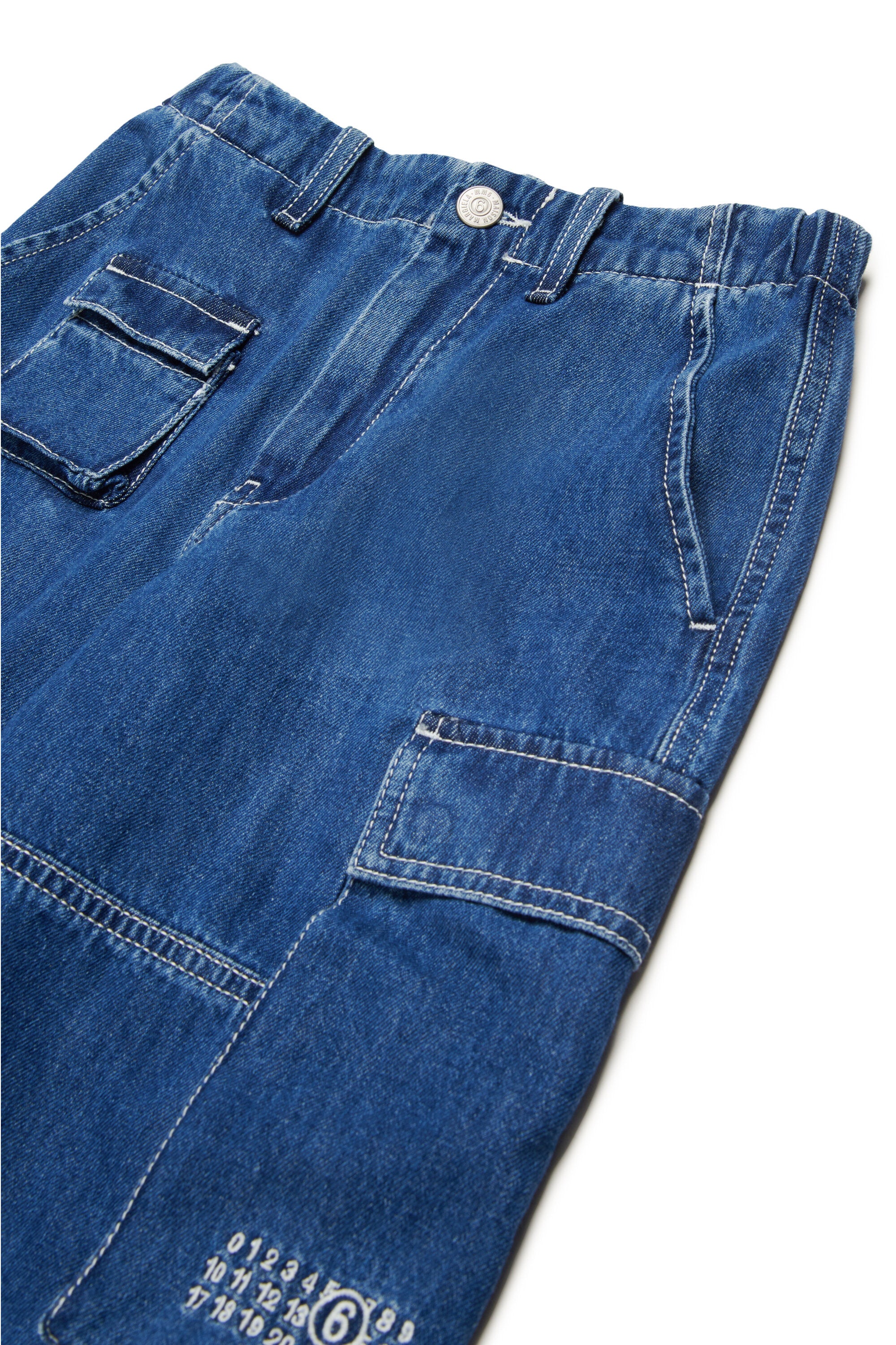 Pantalones cortos cargo en denim azul medio