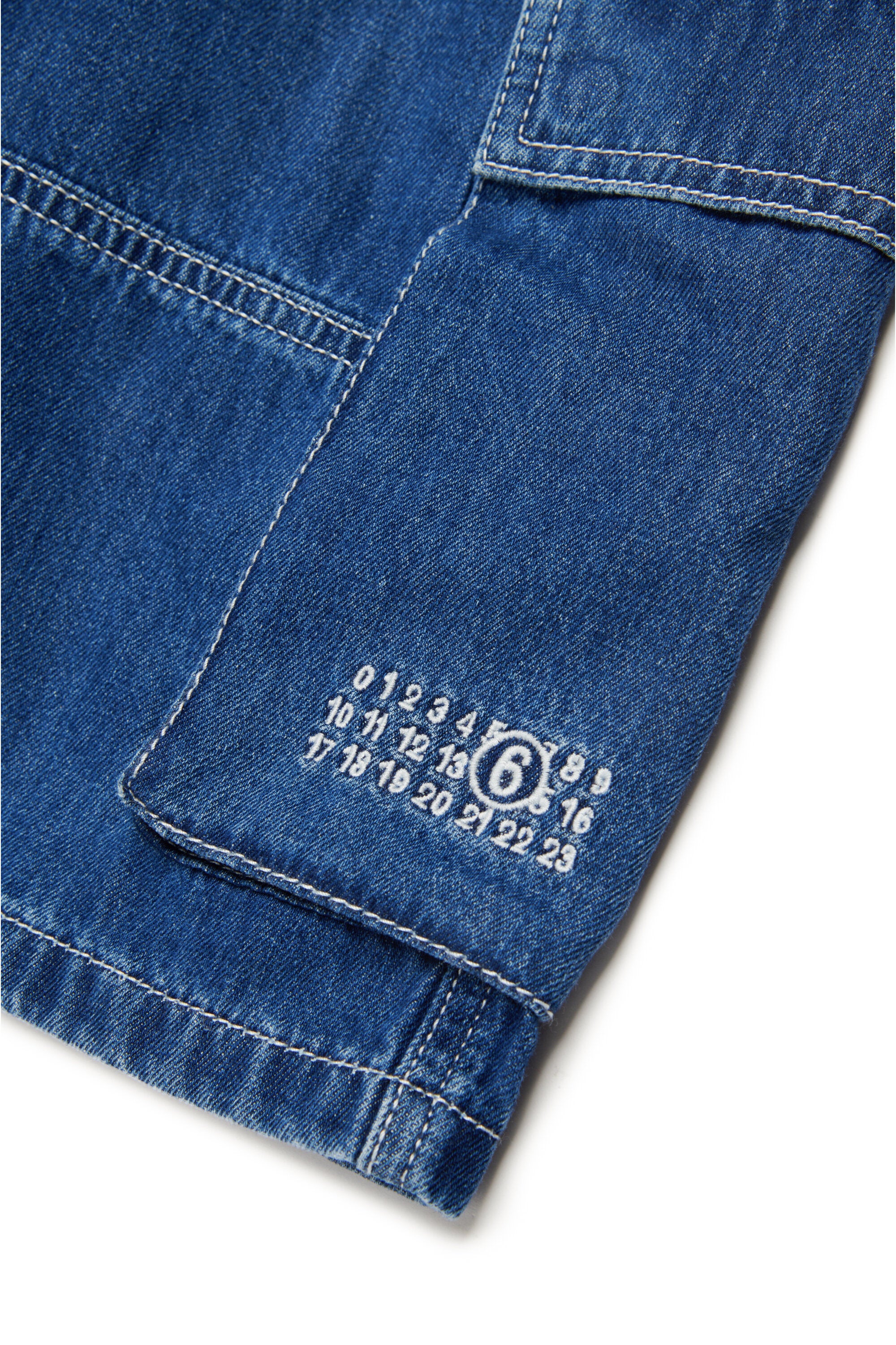 Pantalones cortos cargo en denim azul medio