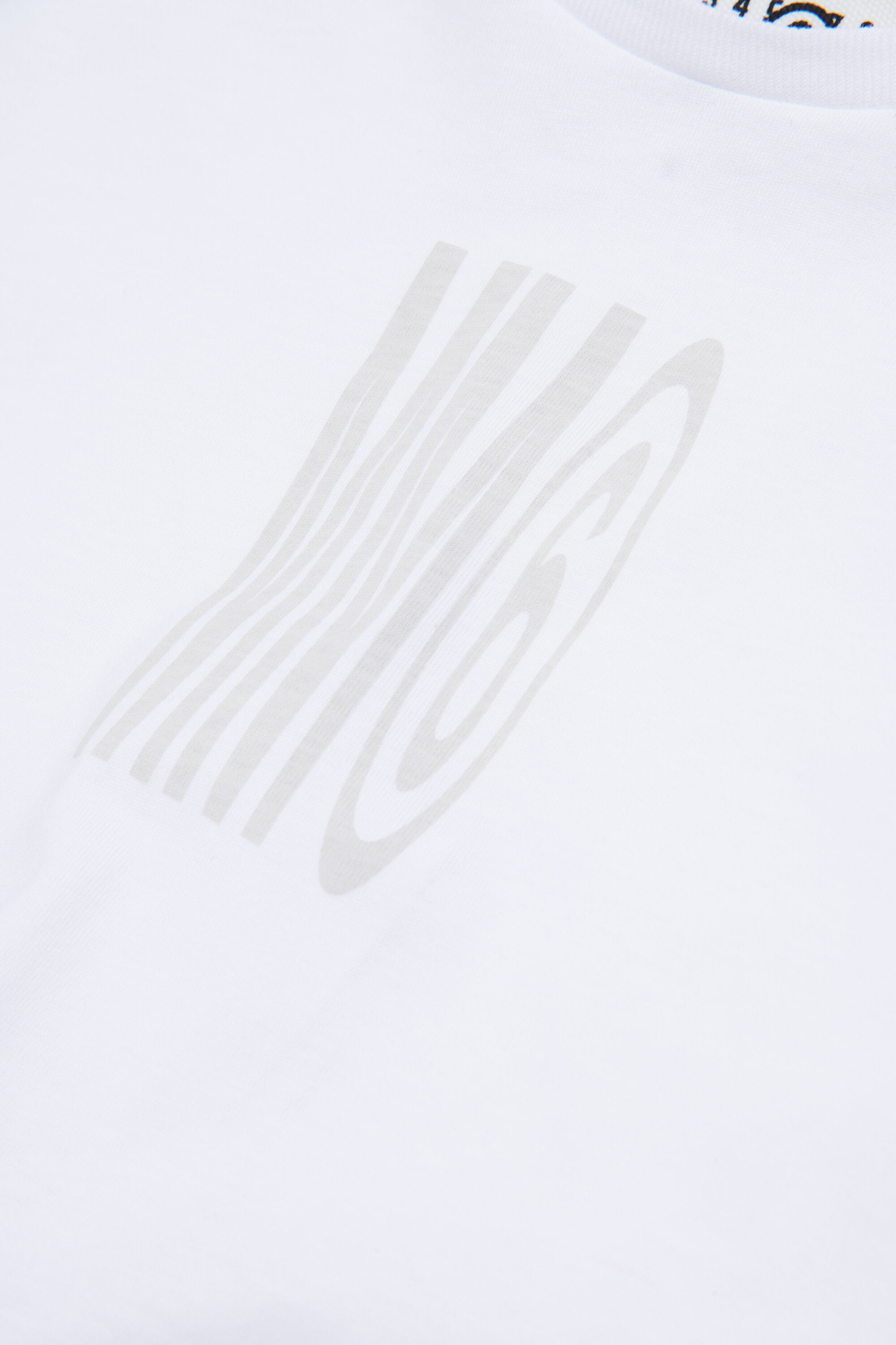 Camiseta corta con logotipo institucional