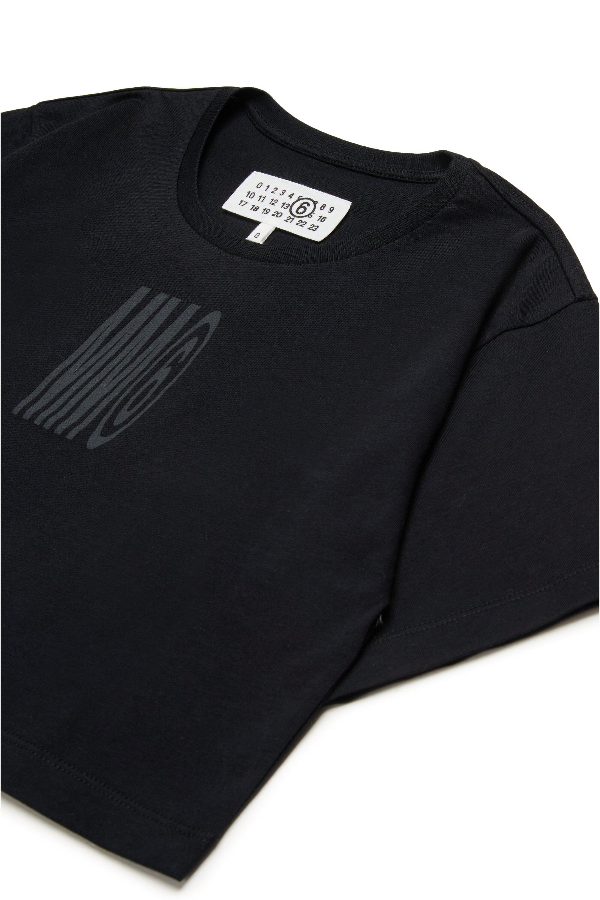 Camiseta corta con logotipo institucional