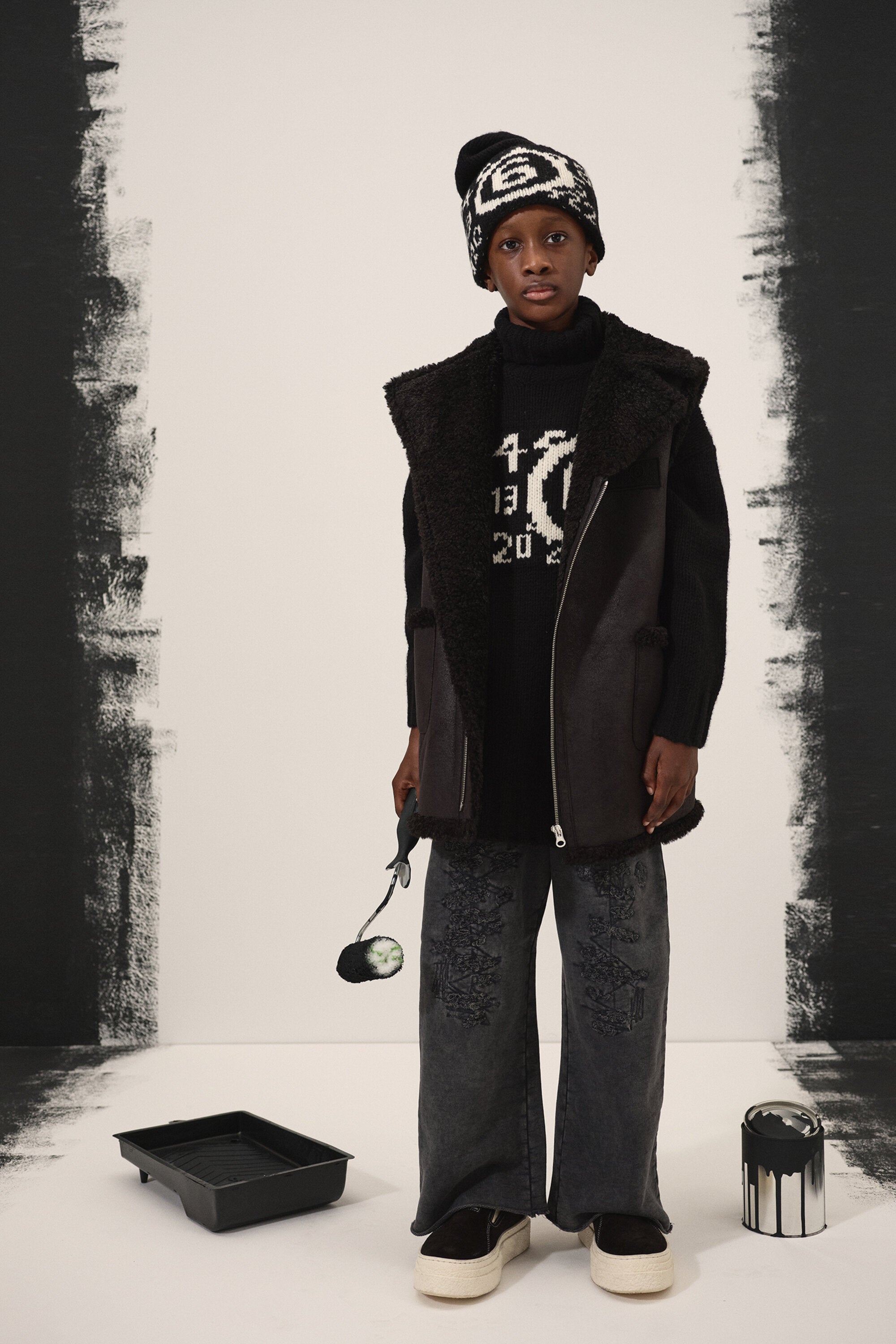 Pantalones sudadera con roturas zurcidas