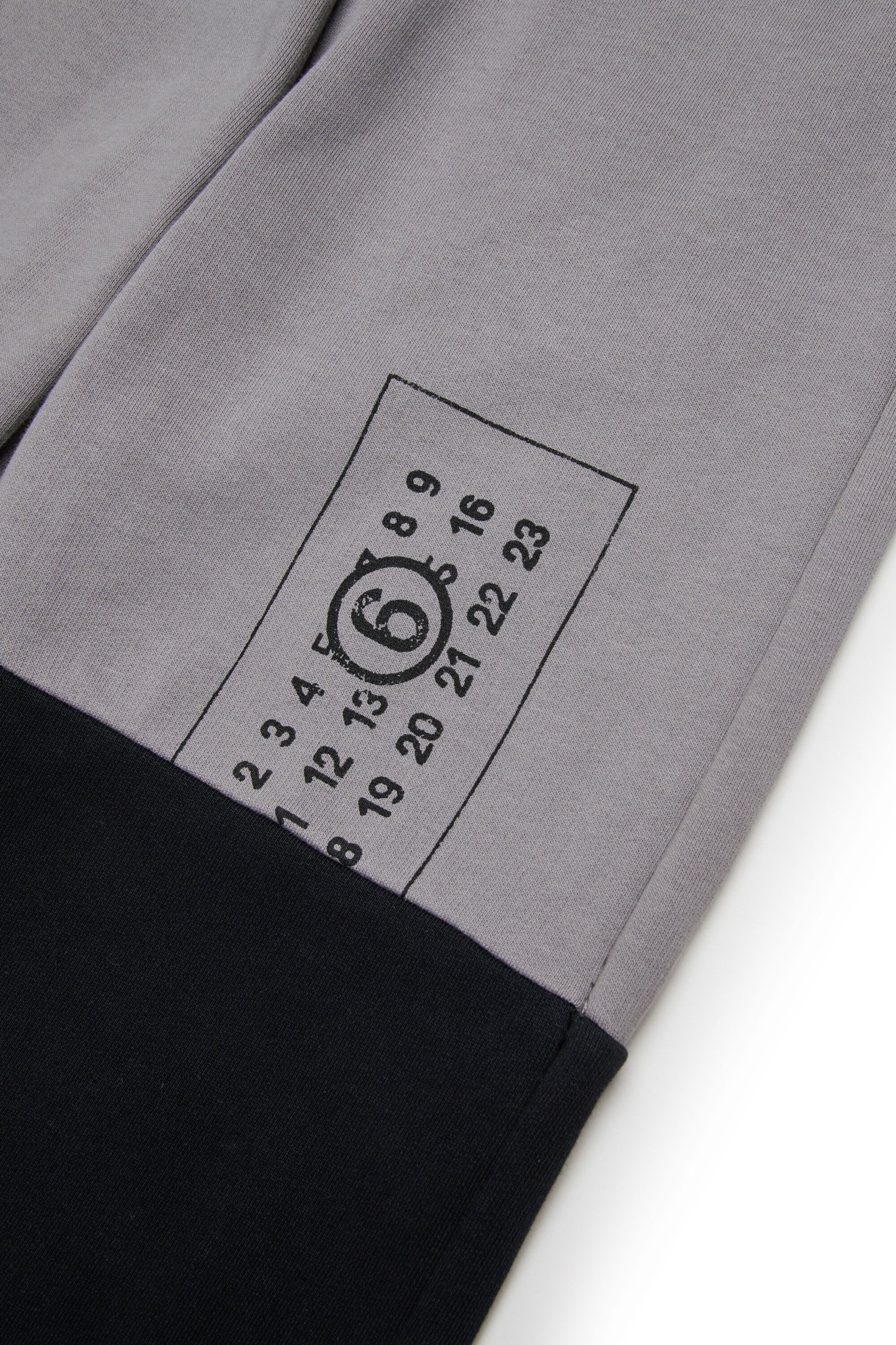 Pantalones de sudadera recortada bicolor