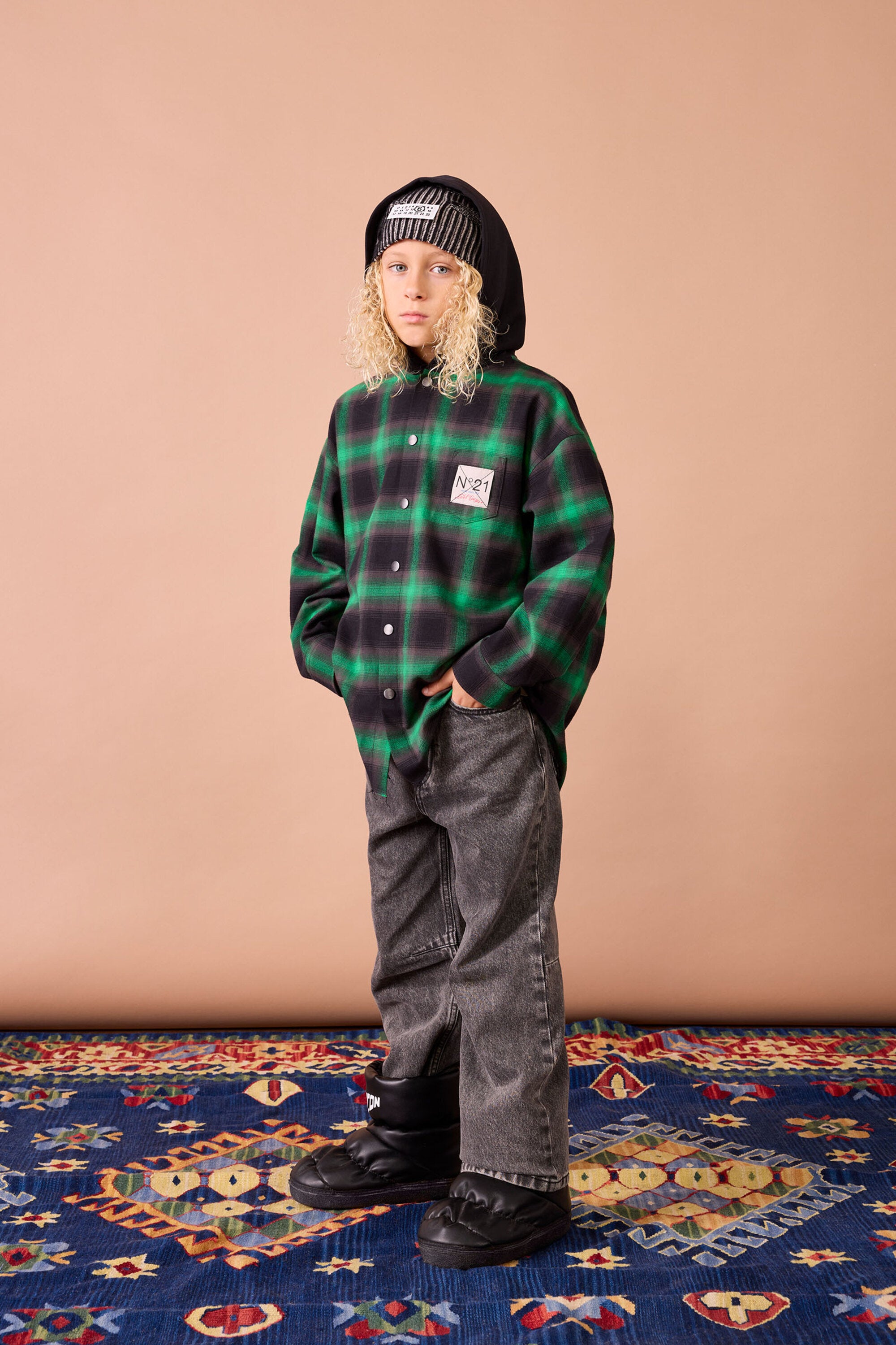 Vaqueros regulares negros desteñidos