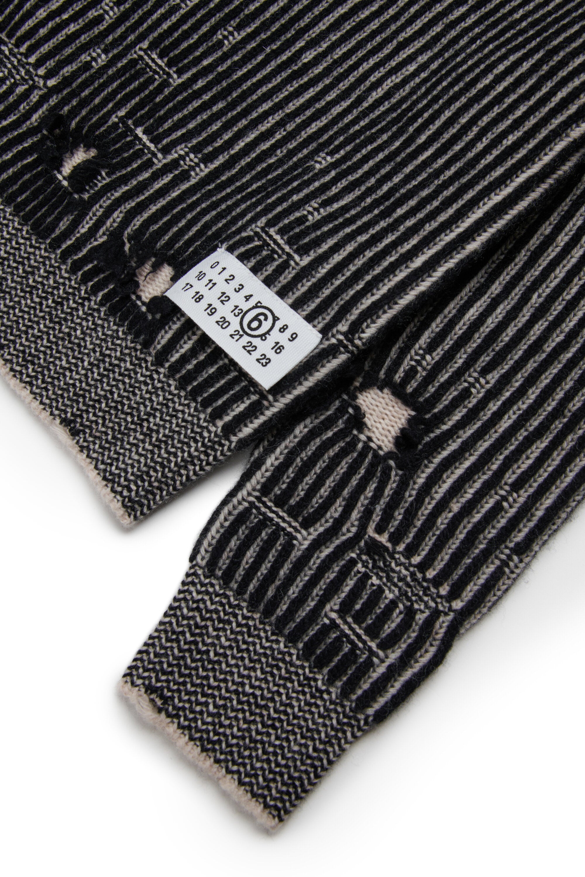 Jersey de lana canalé con rotos