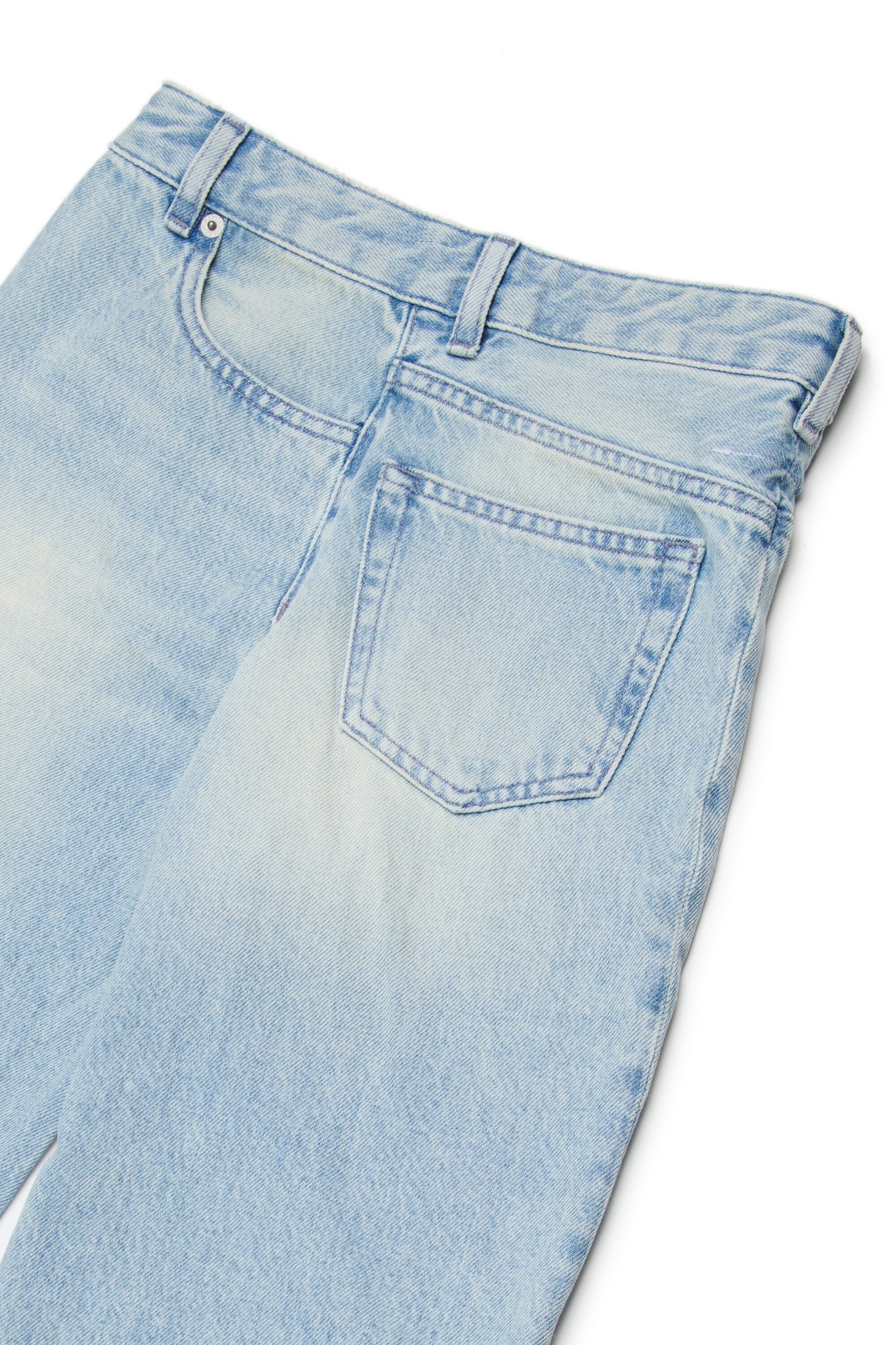 Regular jeans in light blue wash