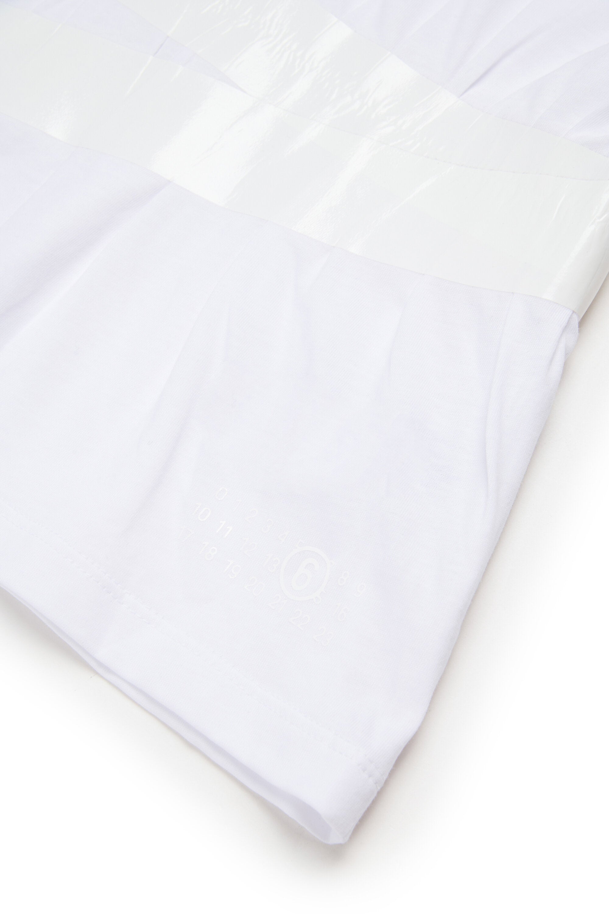 Camiseta con cinturón en la cintura