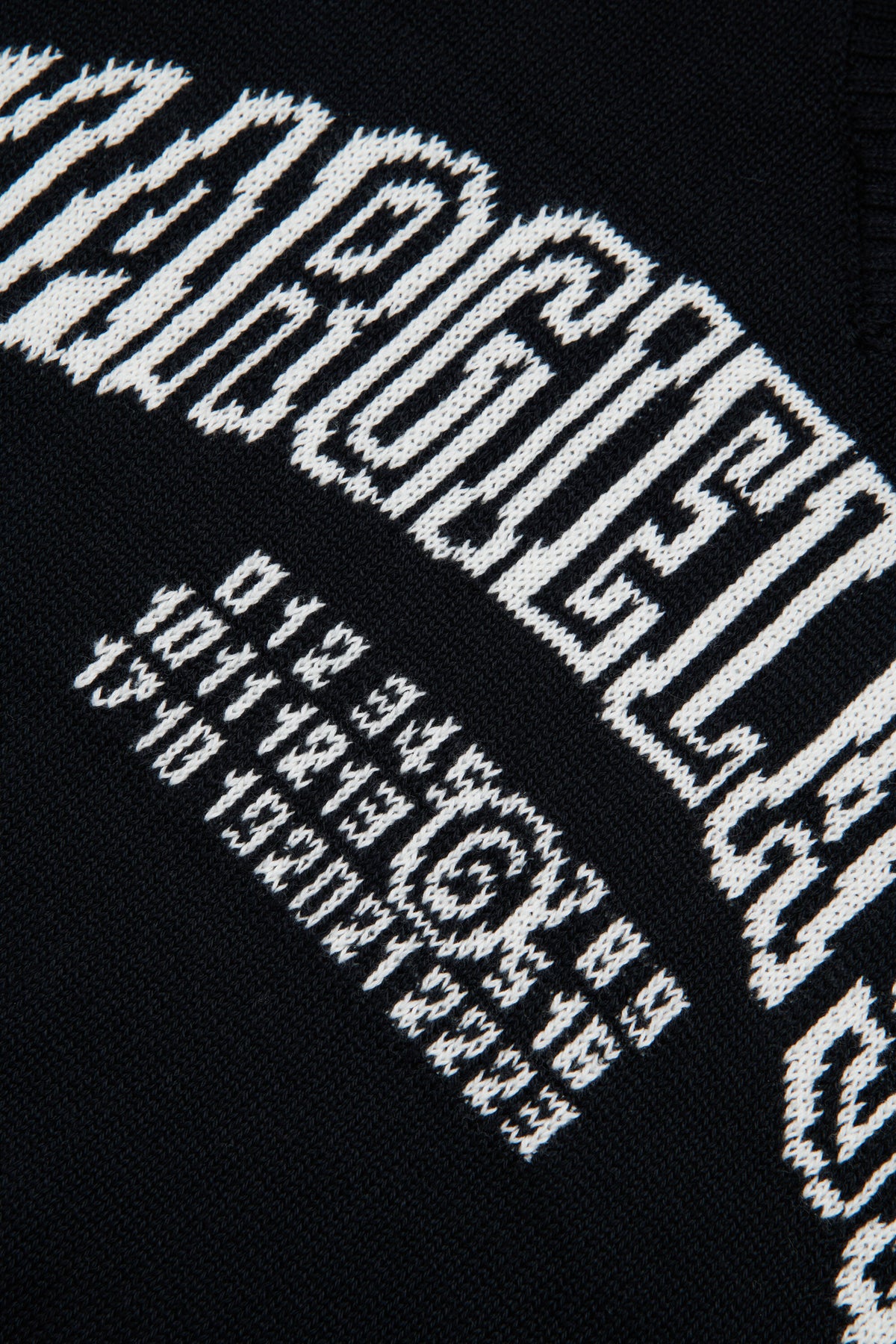 V-neck pullover with logo