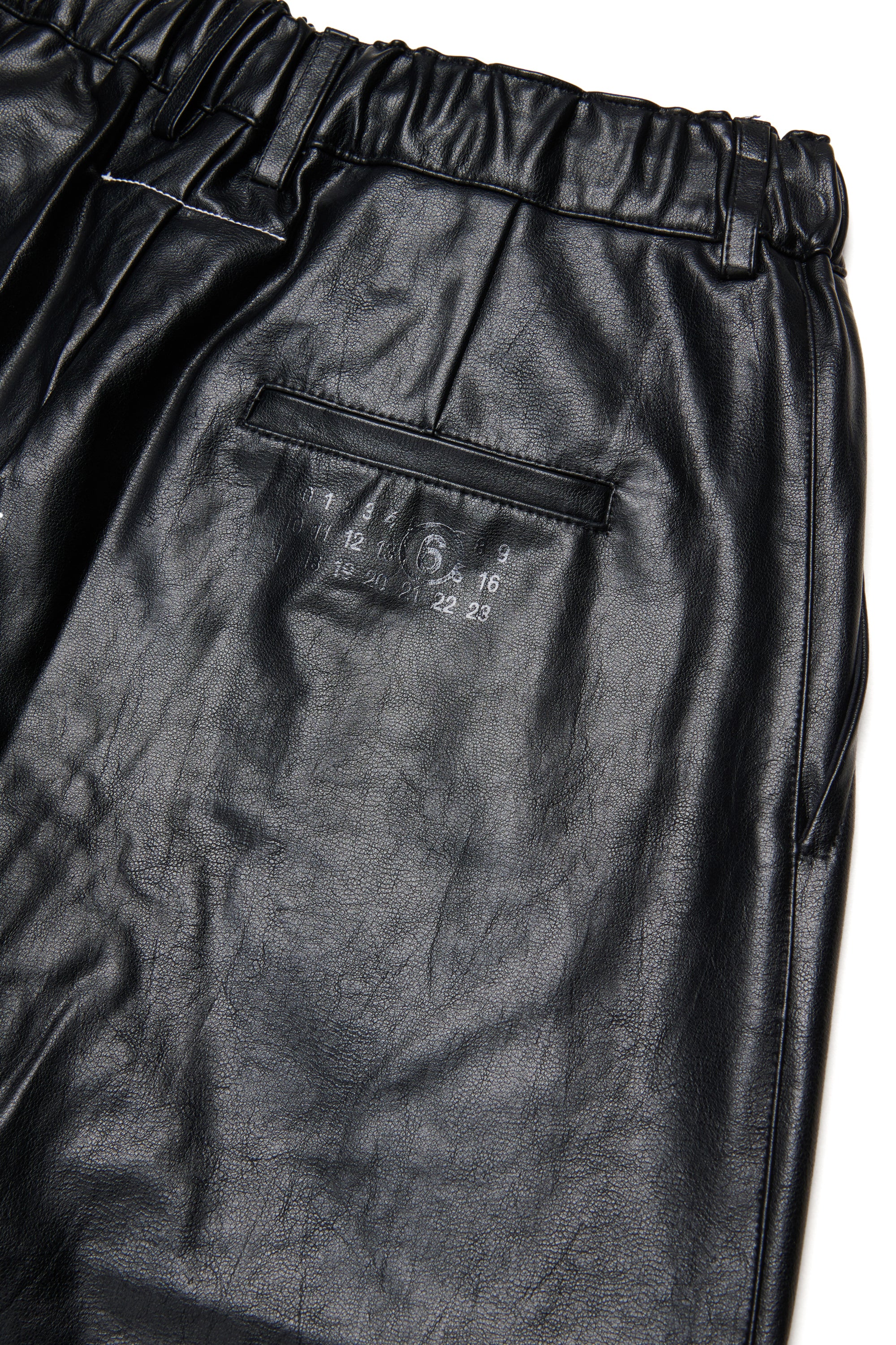 Pantalón corte wide efecto revestido