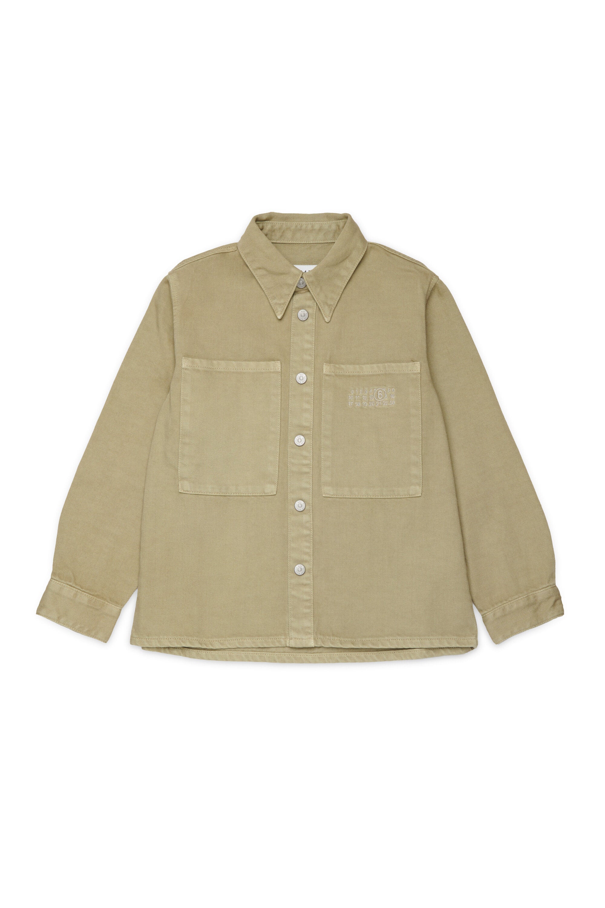 Camisa con bolsillos de parche y logo