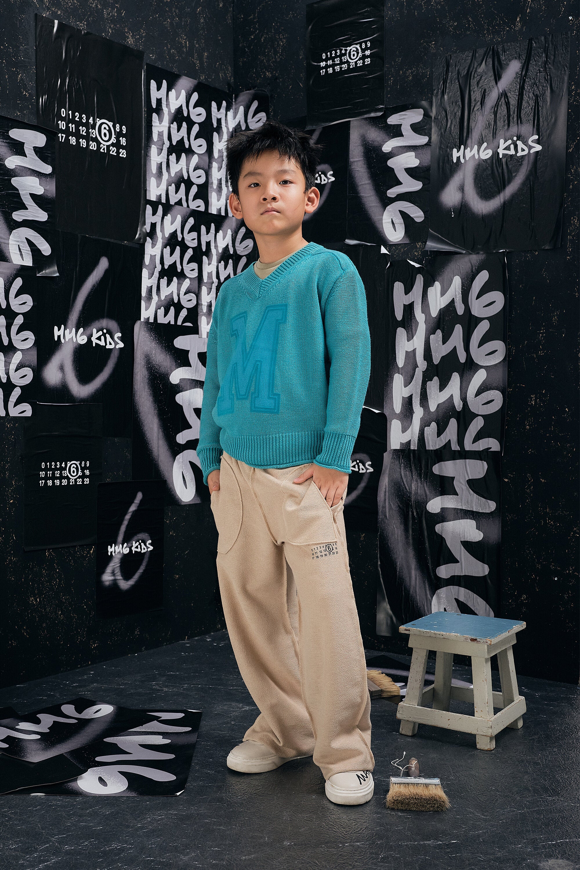 V-neck pullover with logo