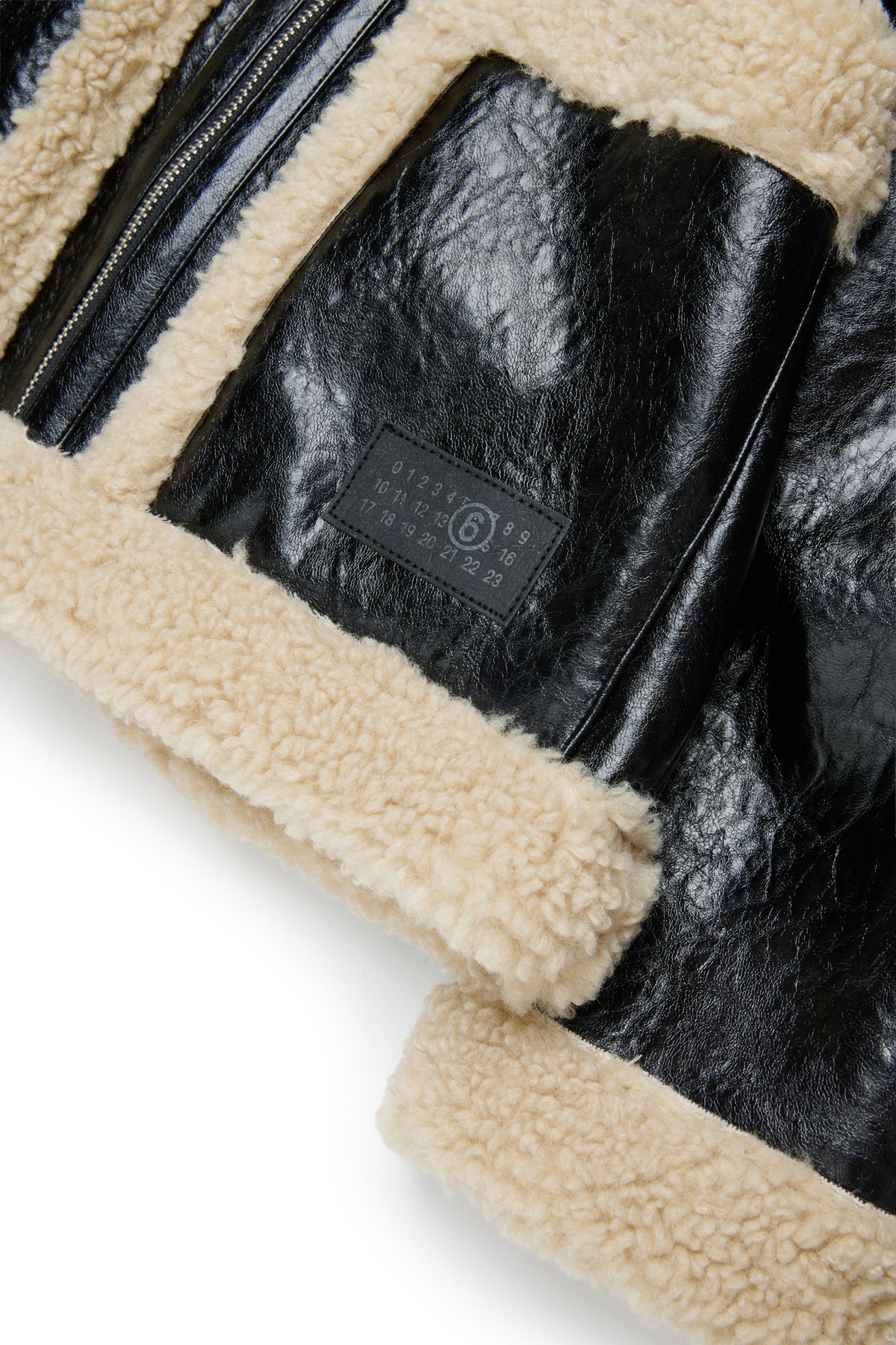 Chaqueta shearling con logo estampado