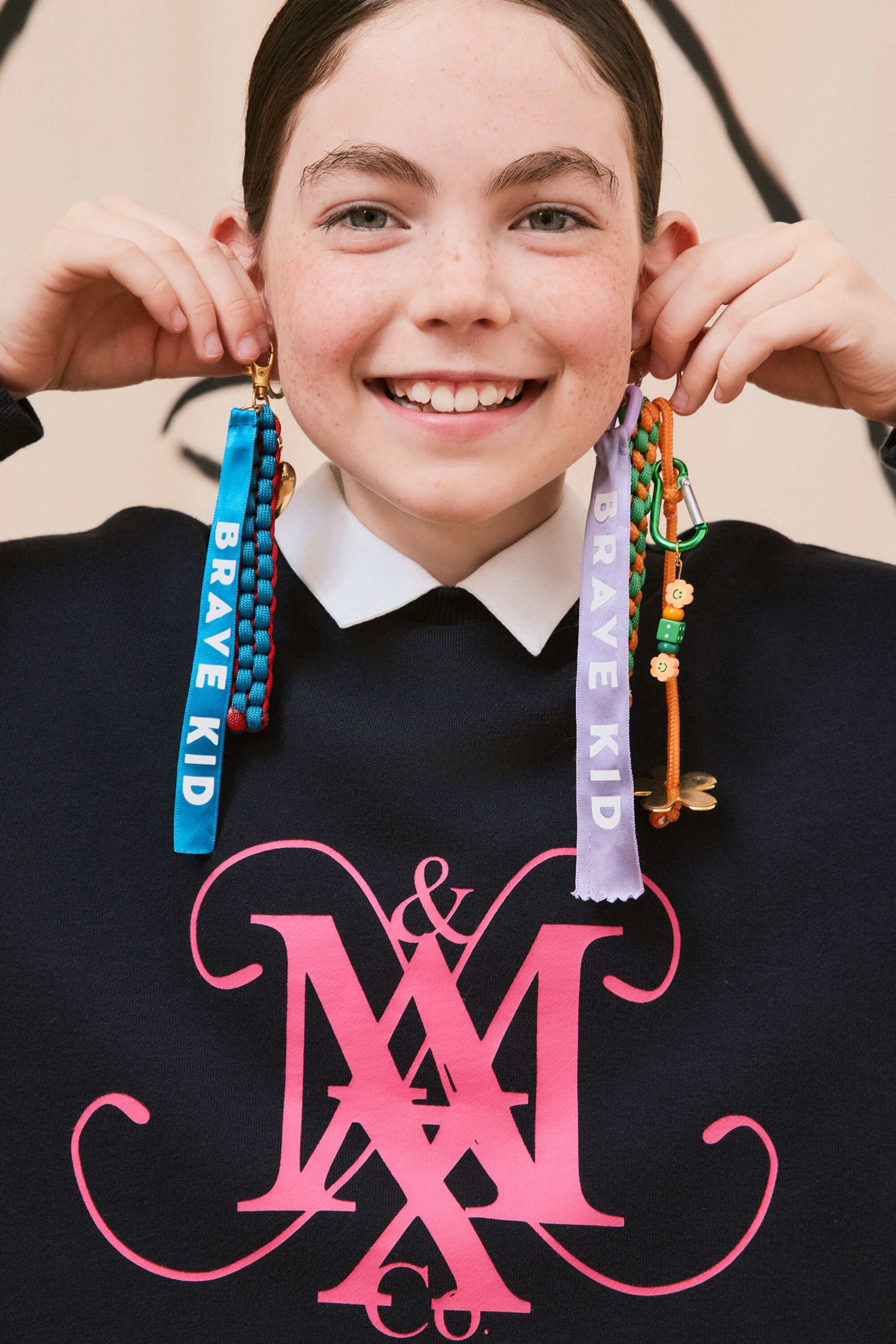 Sudadera de cuello redondo con cuello y escudo