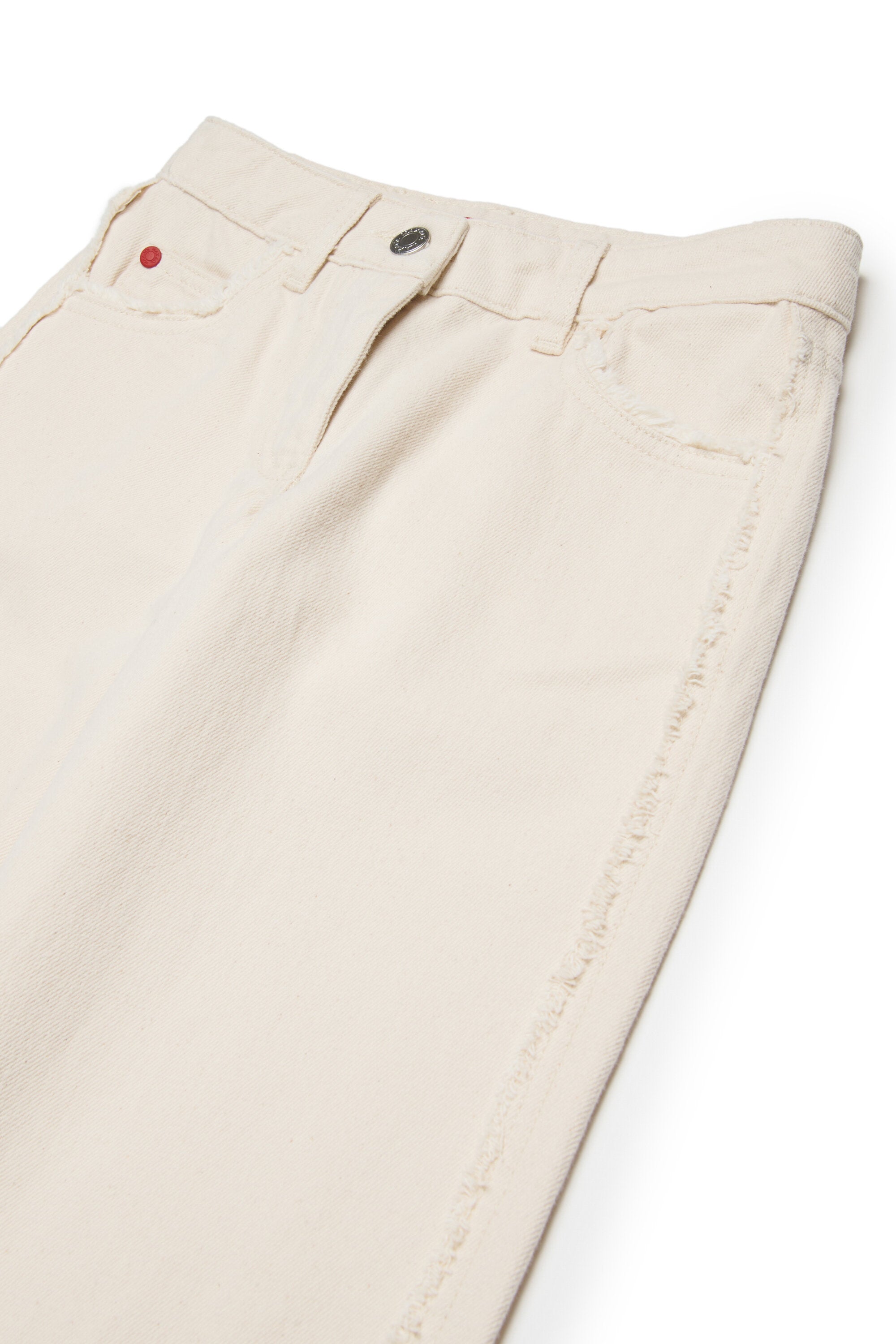 Vaqueros flare con detalles de corte en crudo