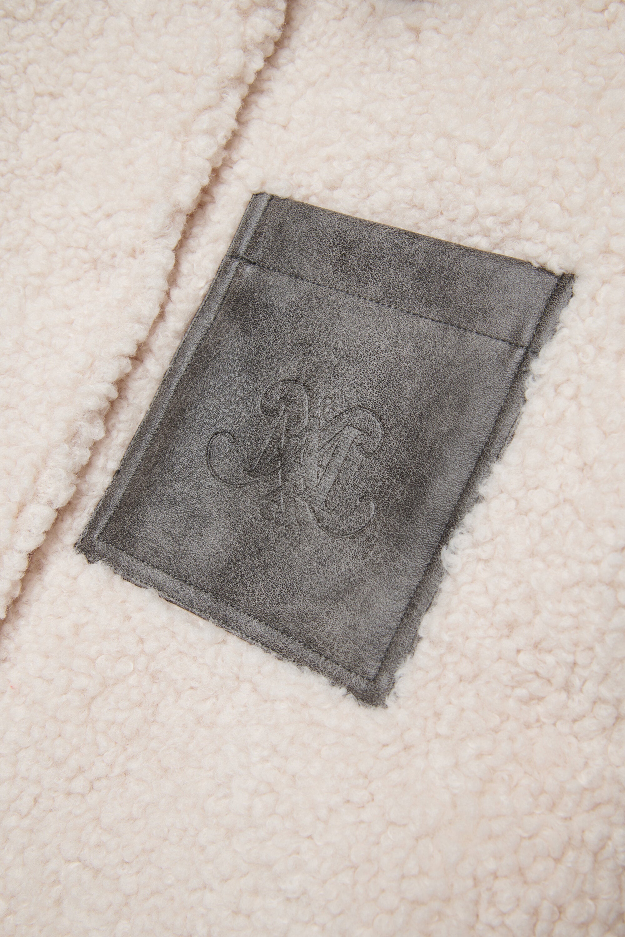 Abrigo Teddy con maxi bolsillo