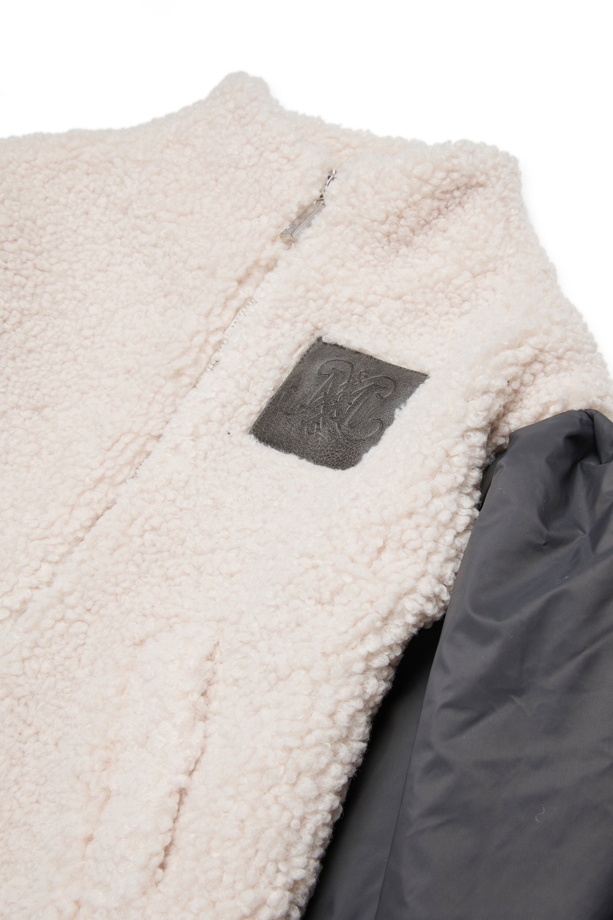 Cazadora bomber de peluche con mangas en contraste