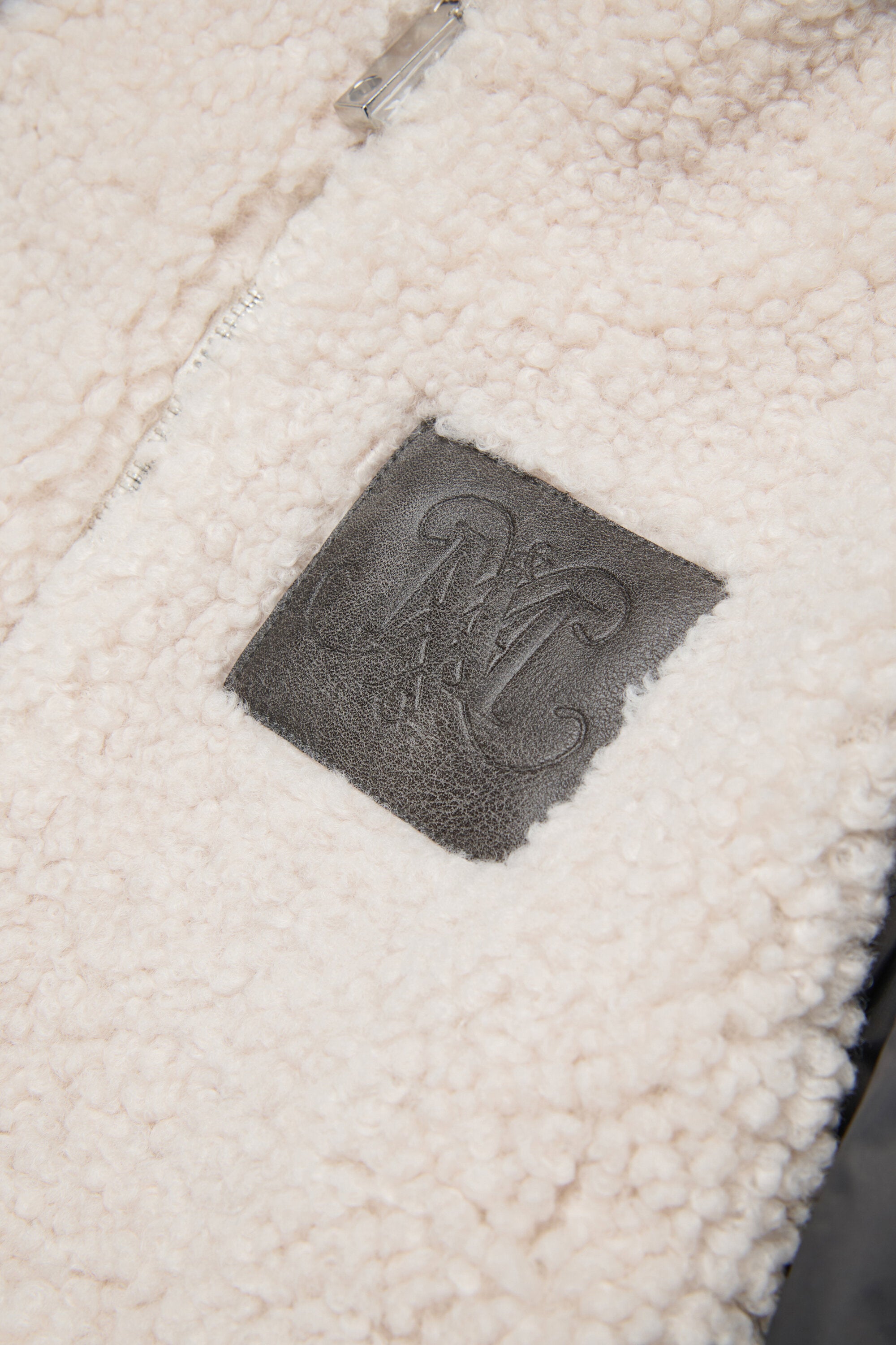 Cazadora bomber de peluche con mangas en contraste