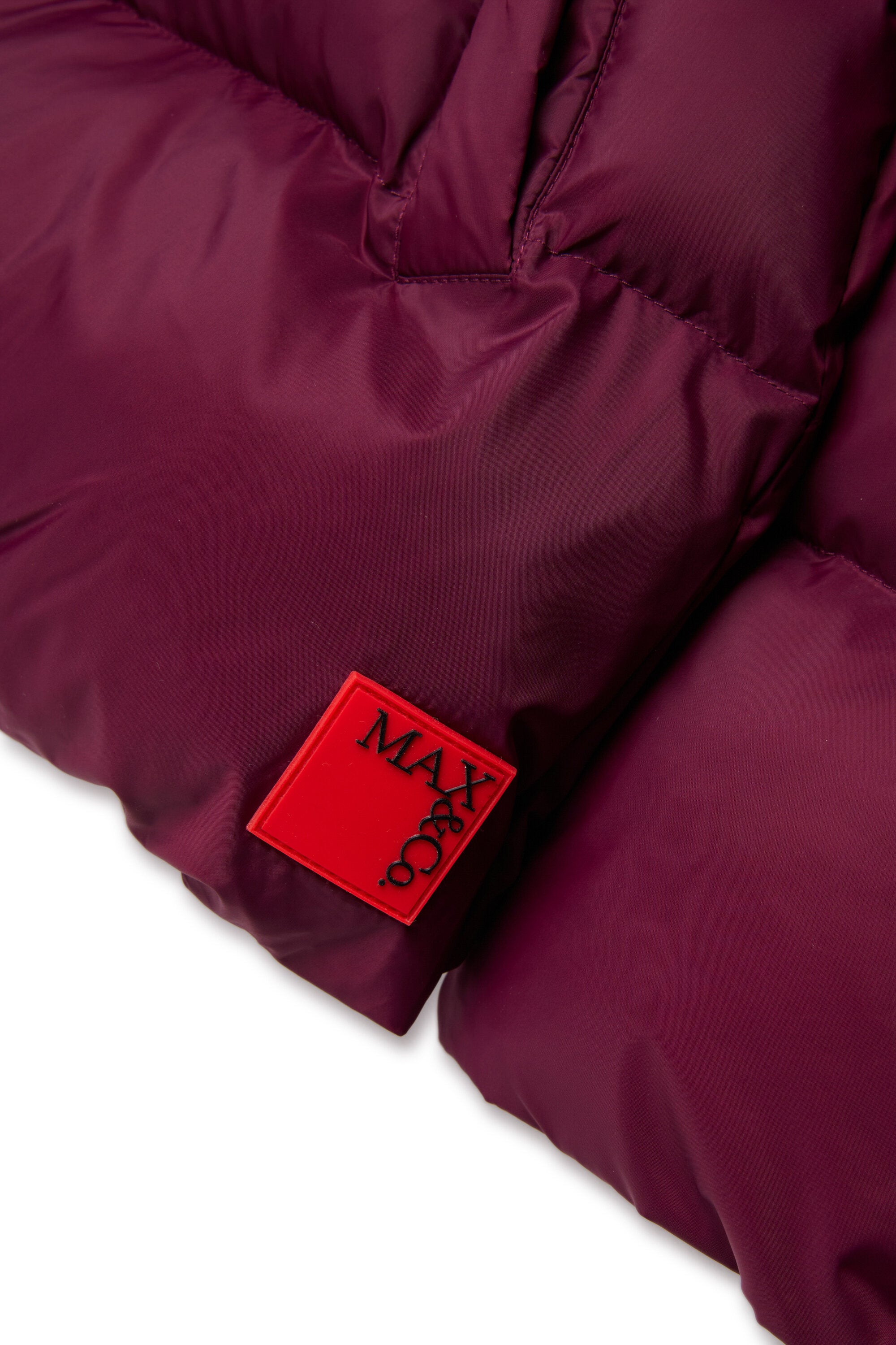 Chaqueta corta acolchada con capucha