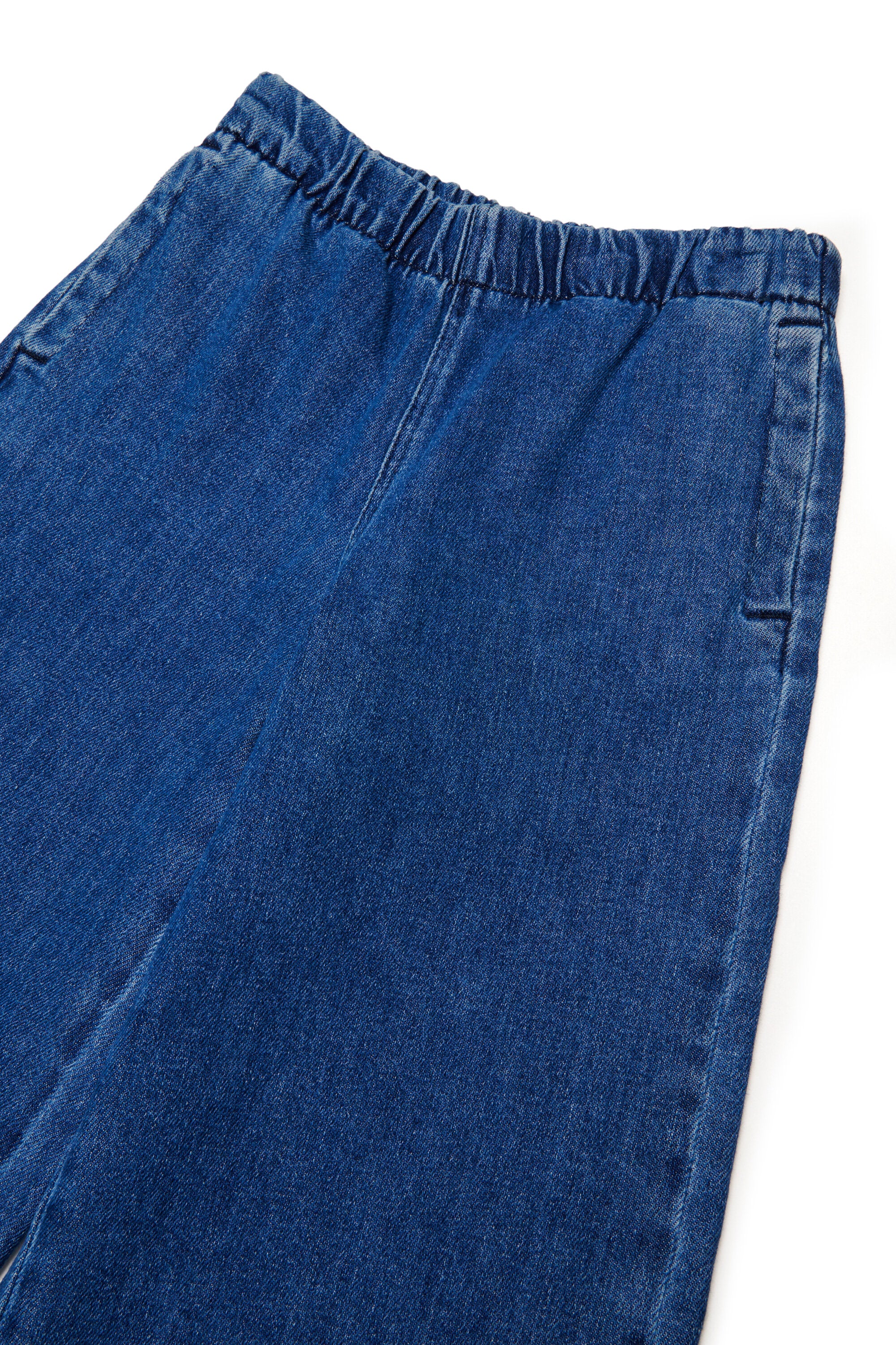 Jeans flare fit con cintura elástica en la cintura