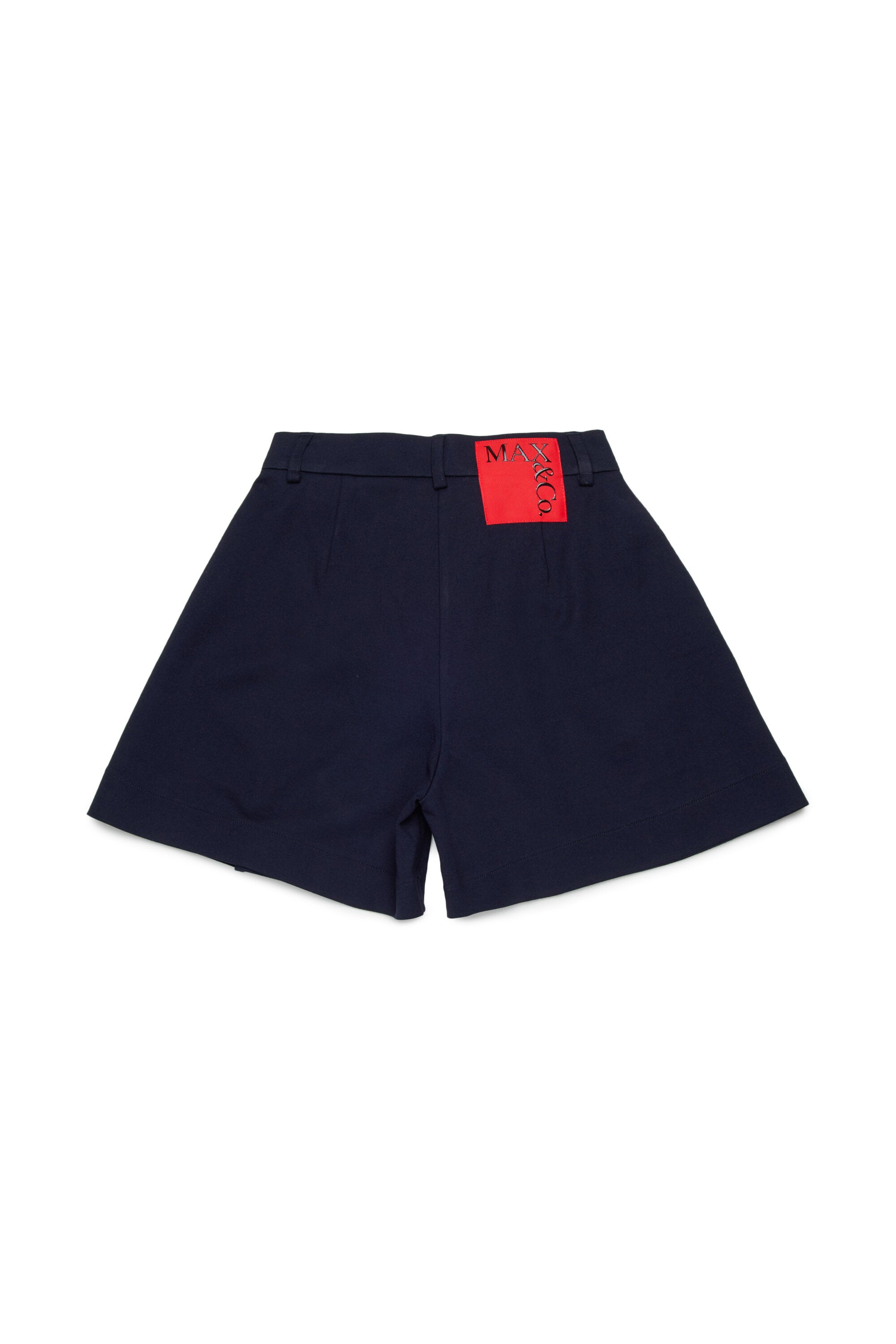 Shorts formales con logo en la parte trasera