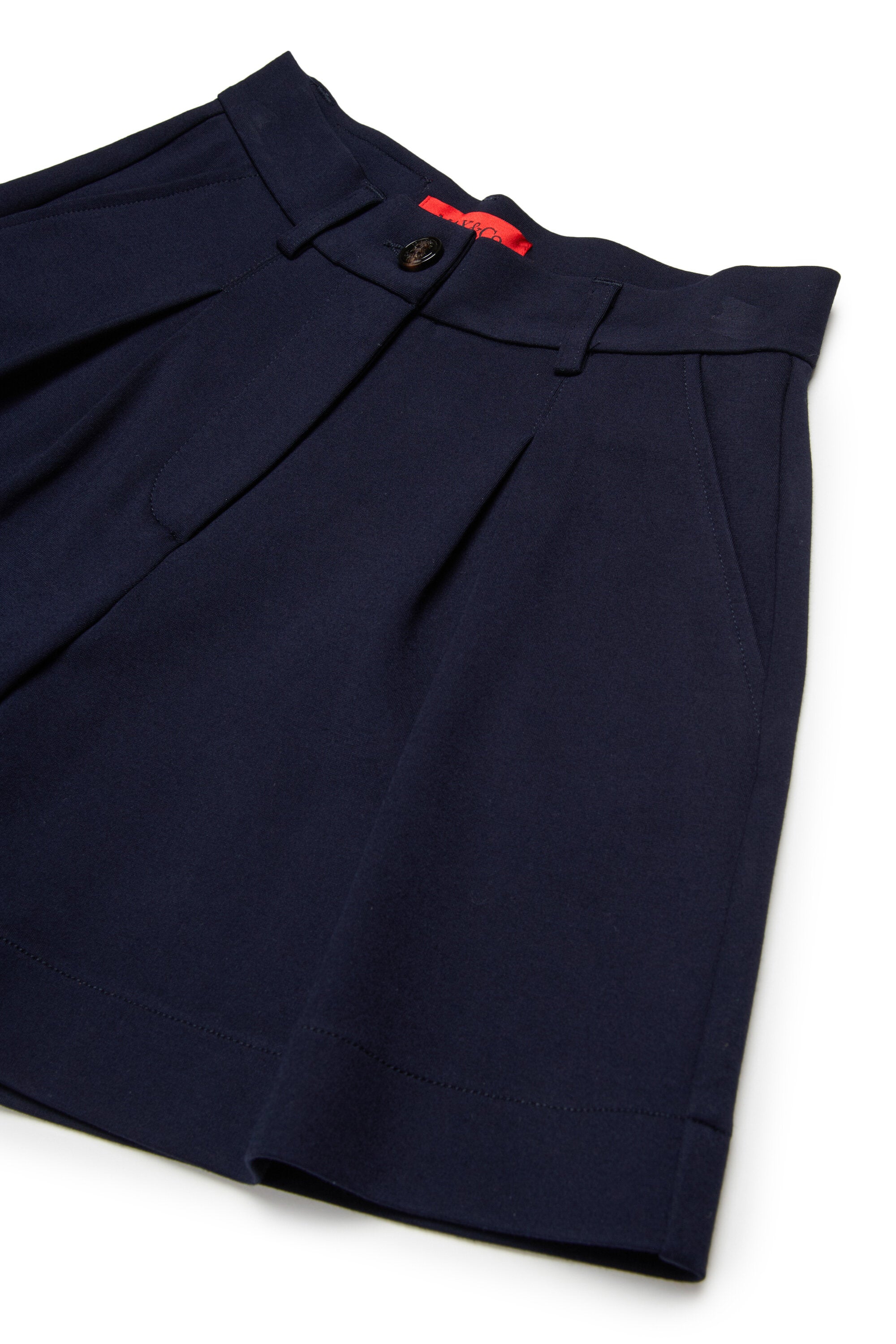 Shorts formales con logo en la parte trasera