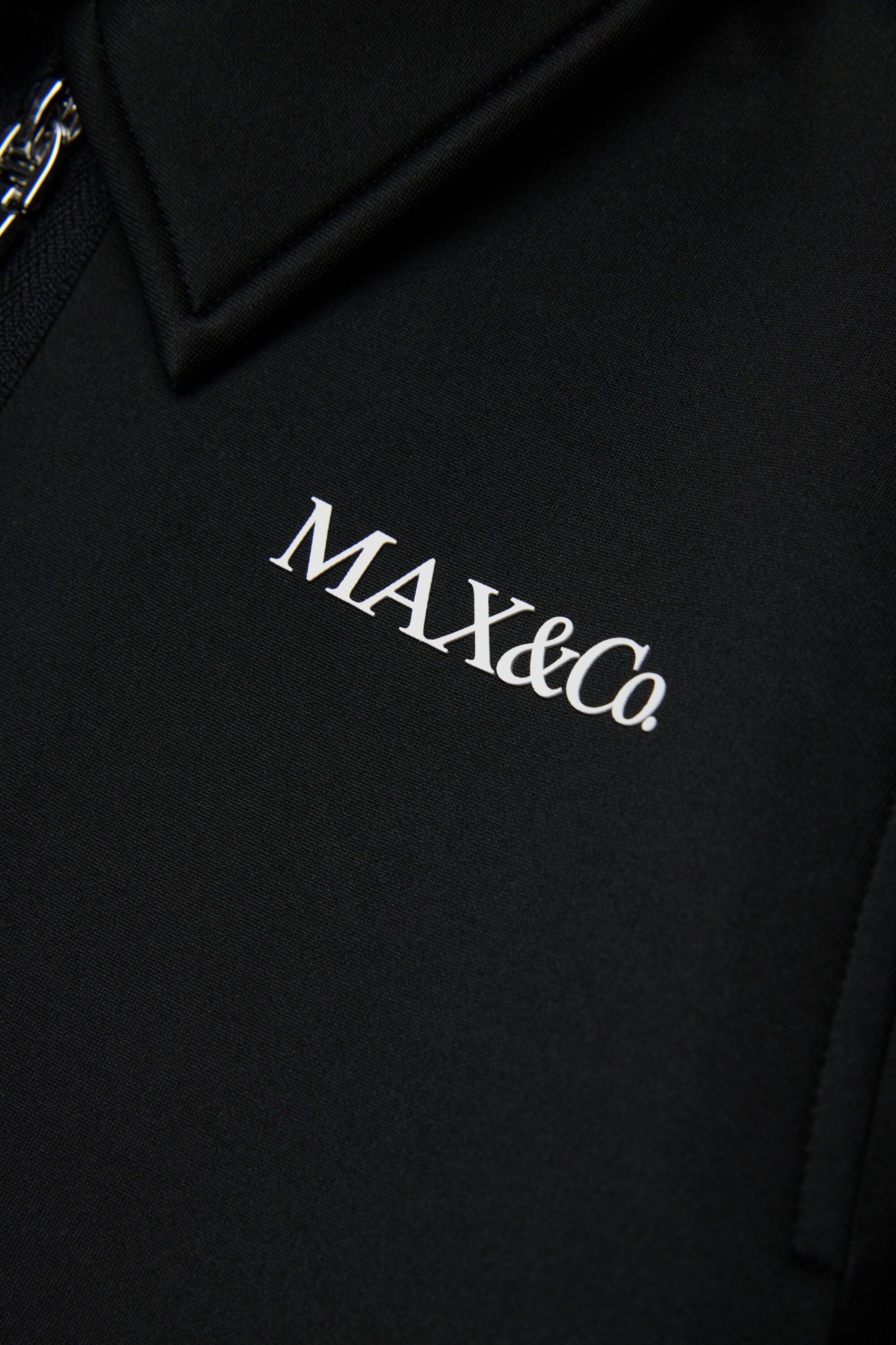 Chaqueta corta con logo estampado
