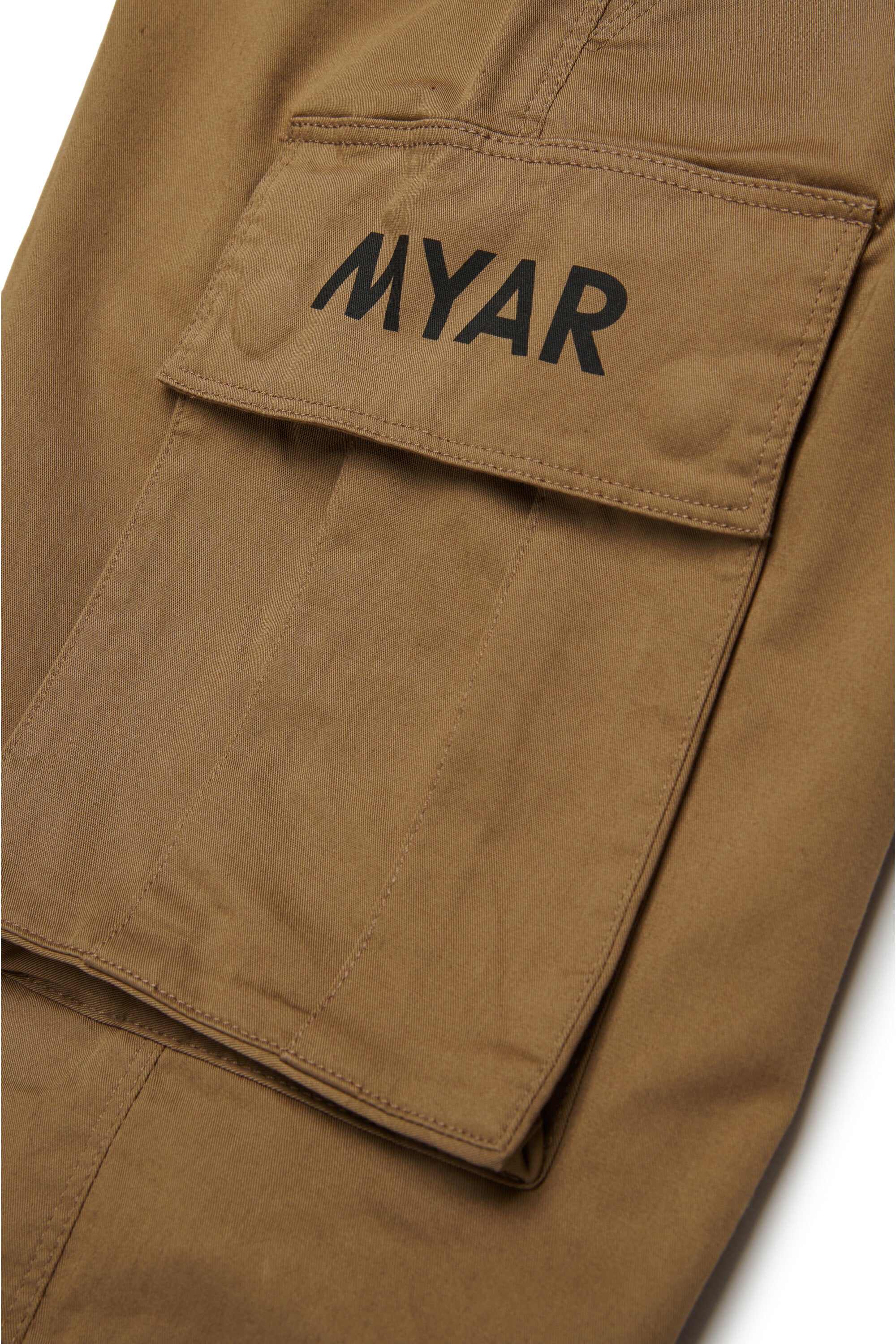 Shorts cargo en tejido deadstock con logo MYAR