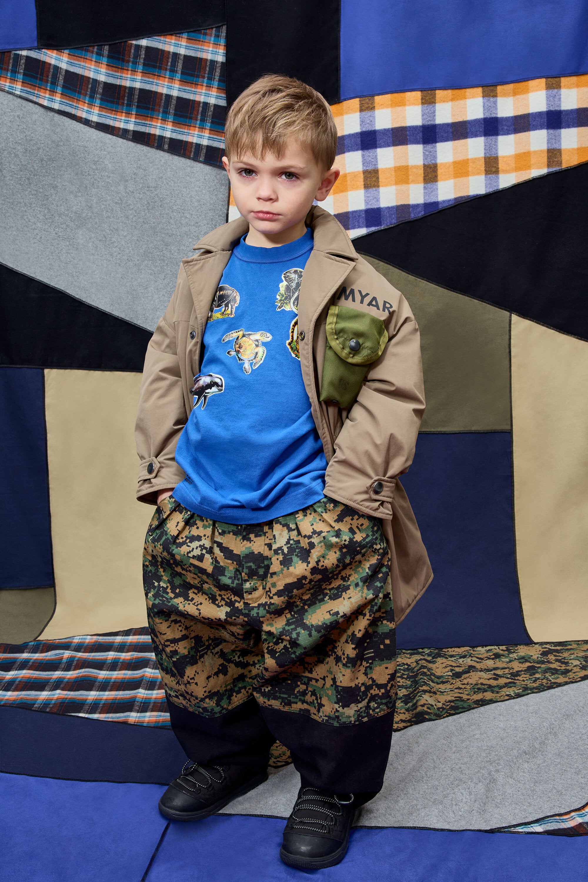 Pantalones chinos oversize con estampado camuflaje