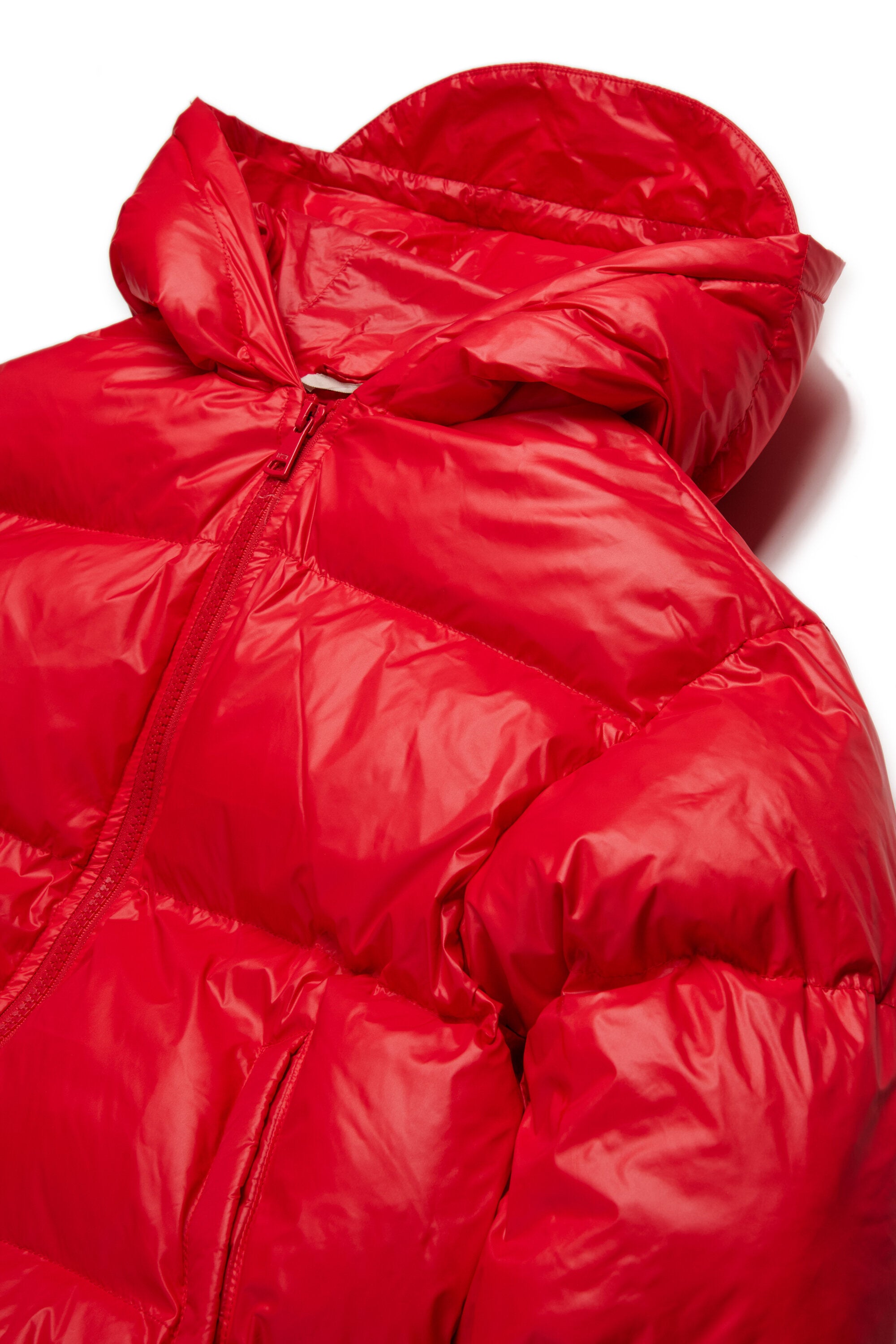 Chaqueta corta acolchada con dobladillo asimétrico