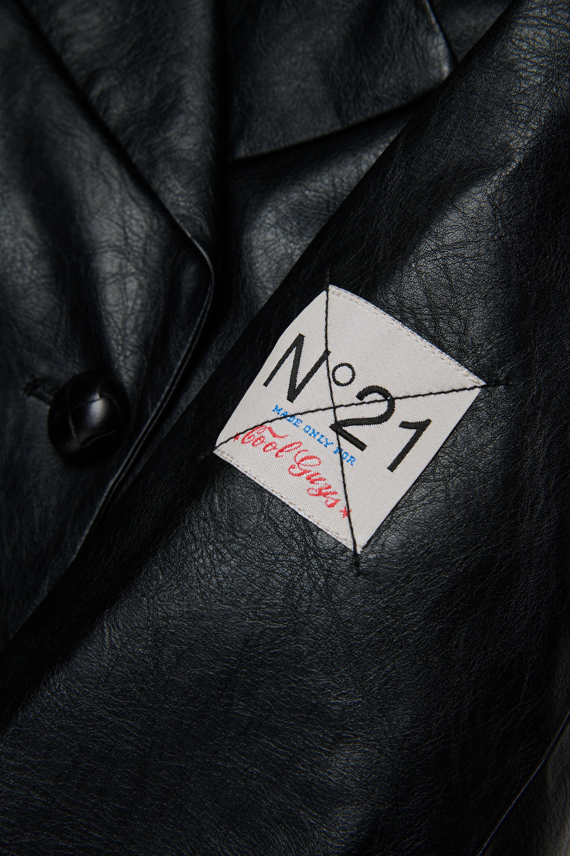 Chaqueta con botonadura doble en tejido revestido