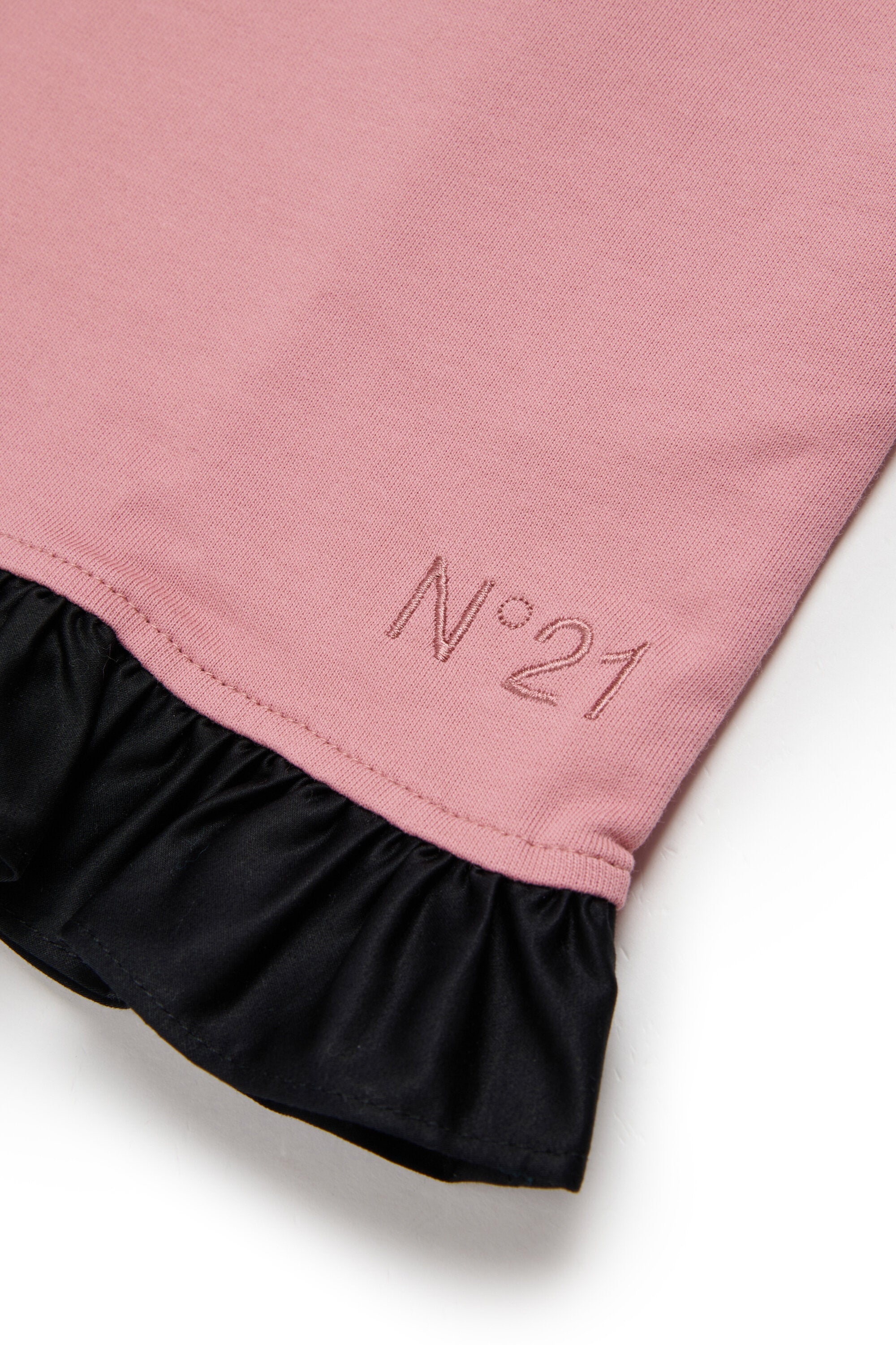 Vestido con volante y lazo de contraste