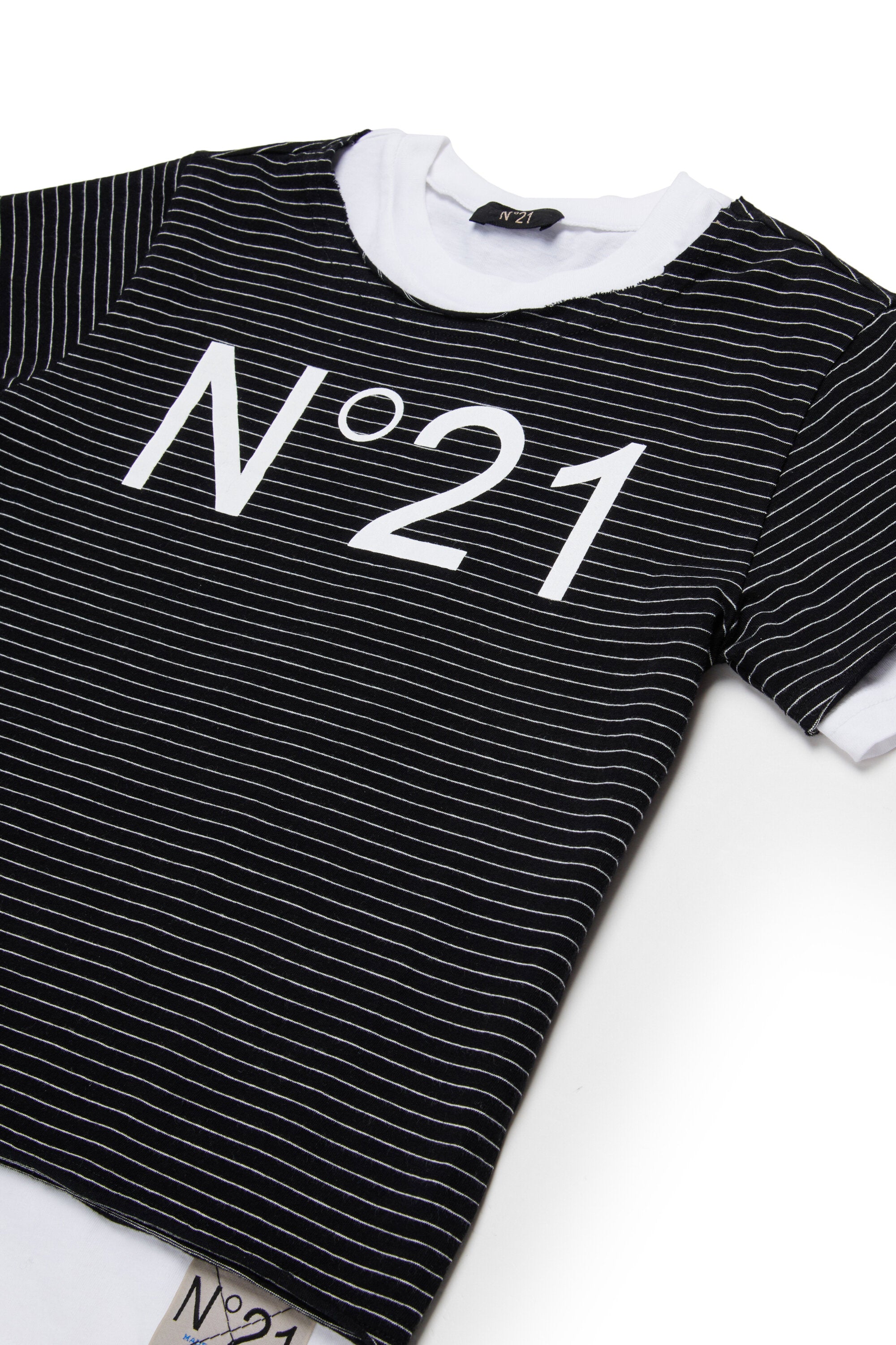 Camiseta con logotipo frontal