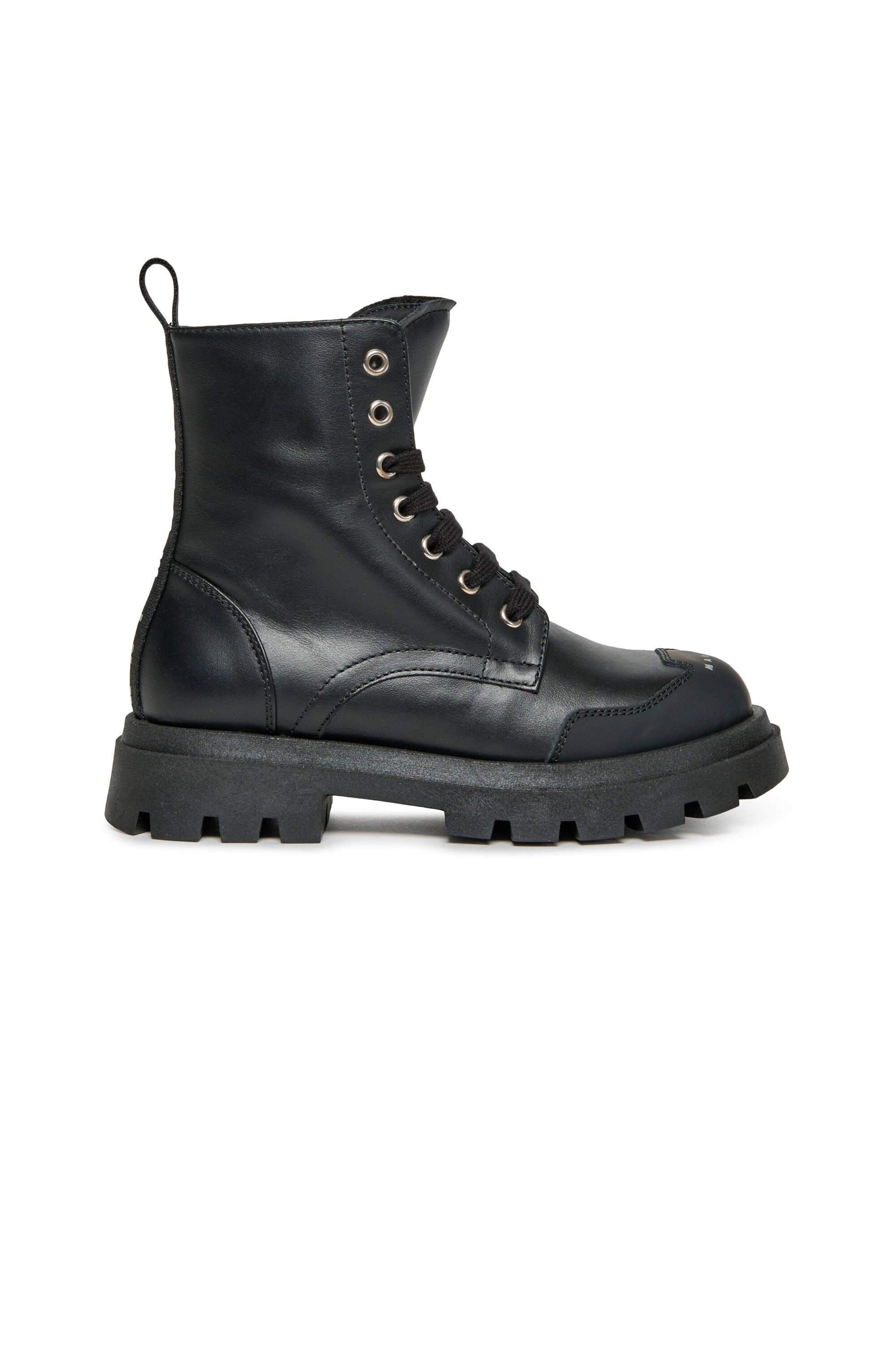 Boots with toe logo