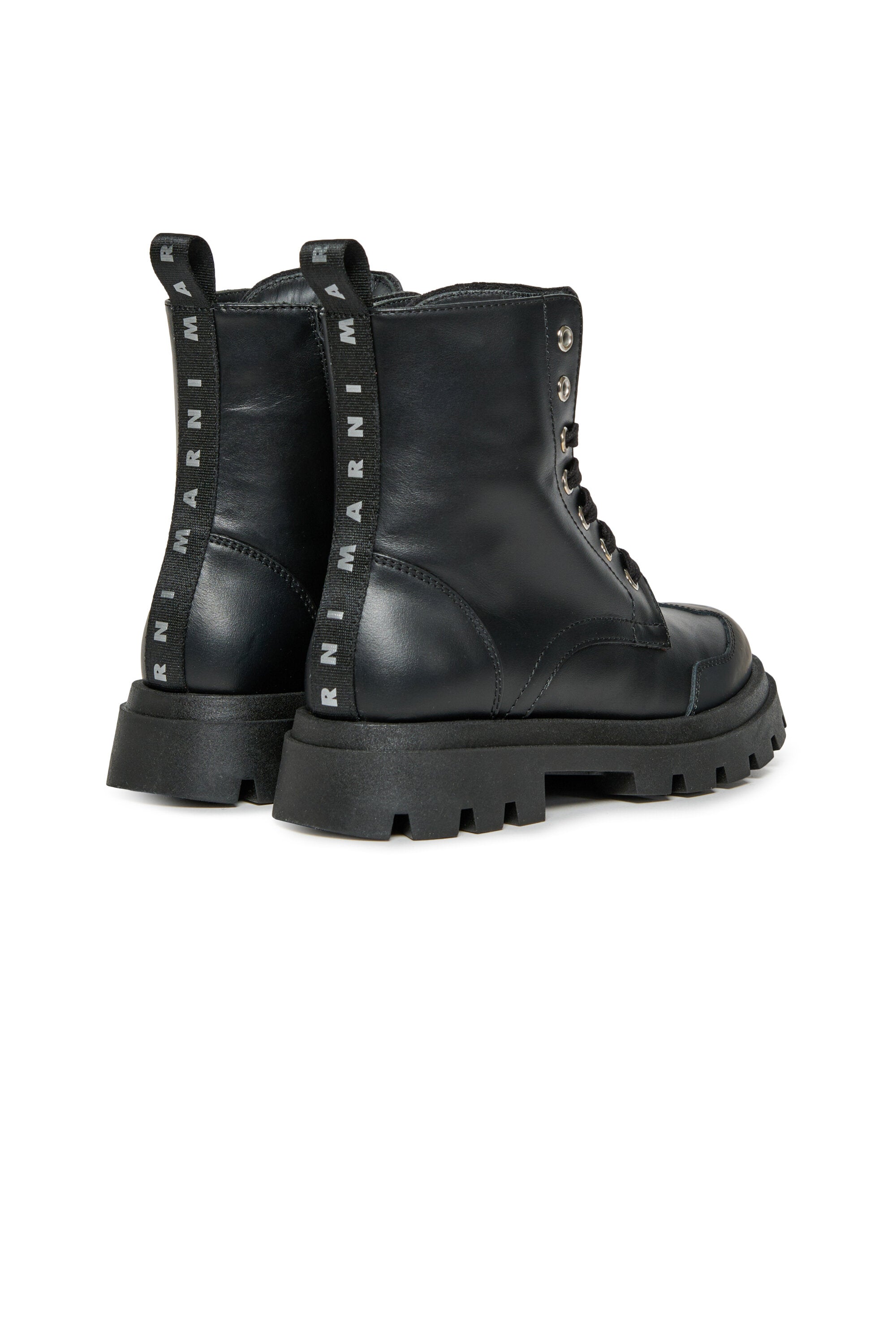 Botas militares con logo en la puntera