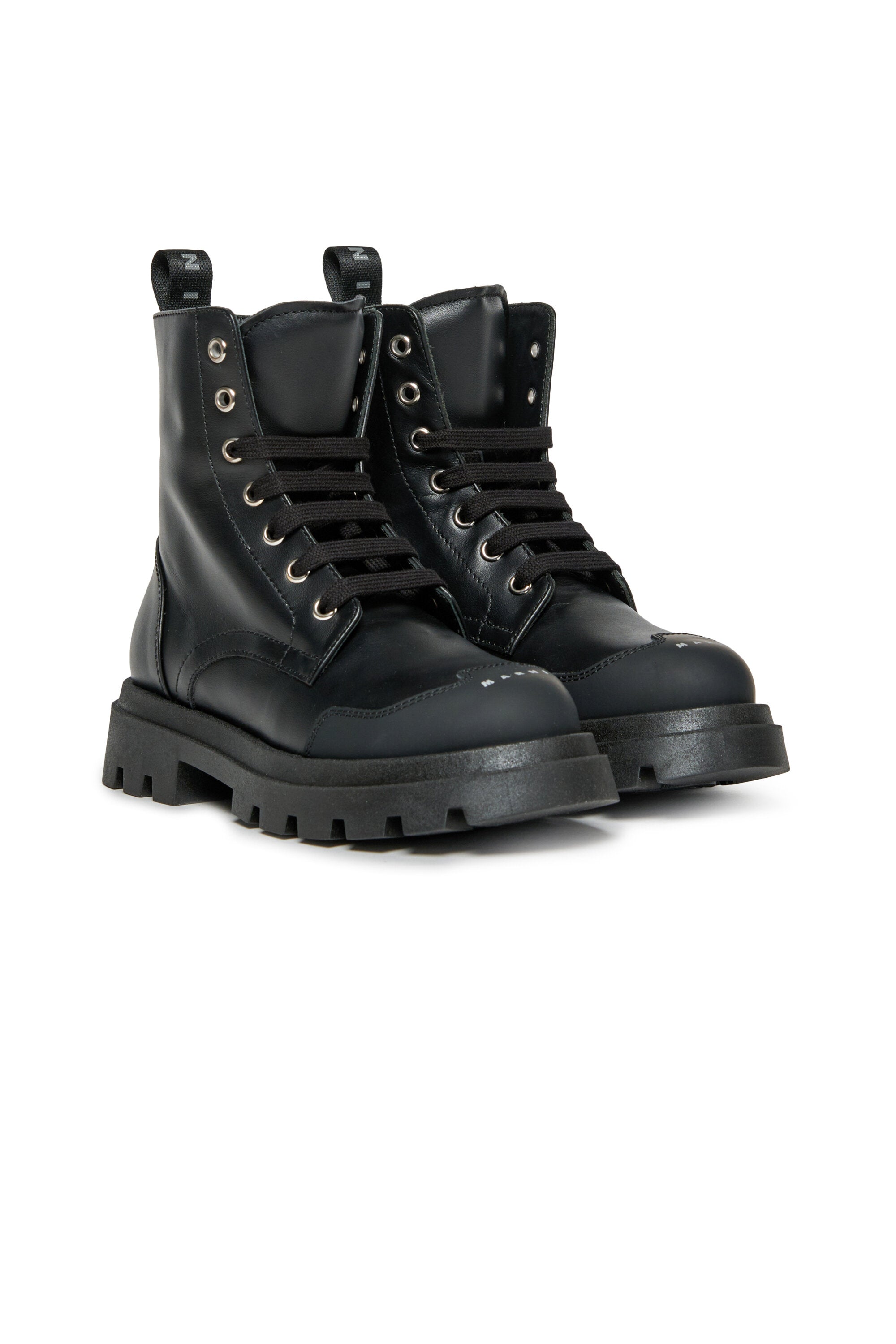 Botas militares con logo en la puntera