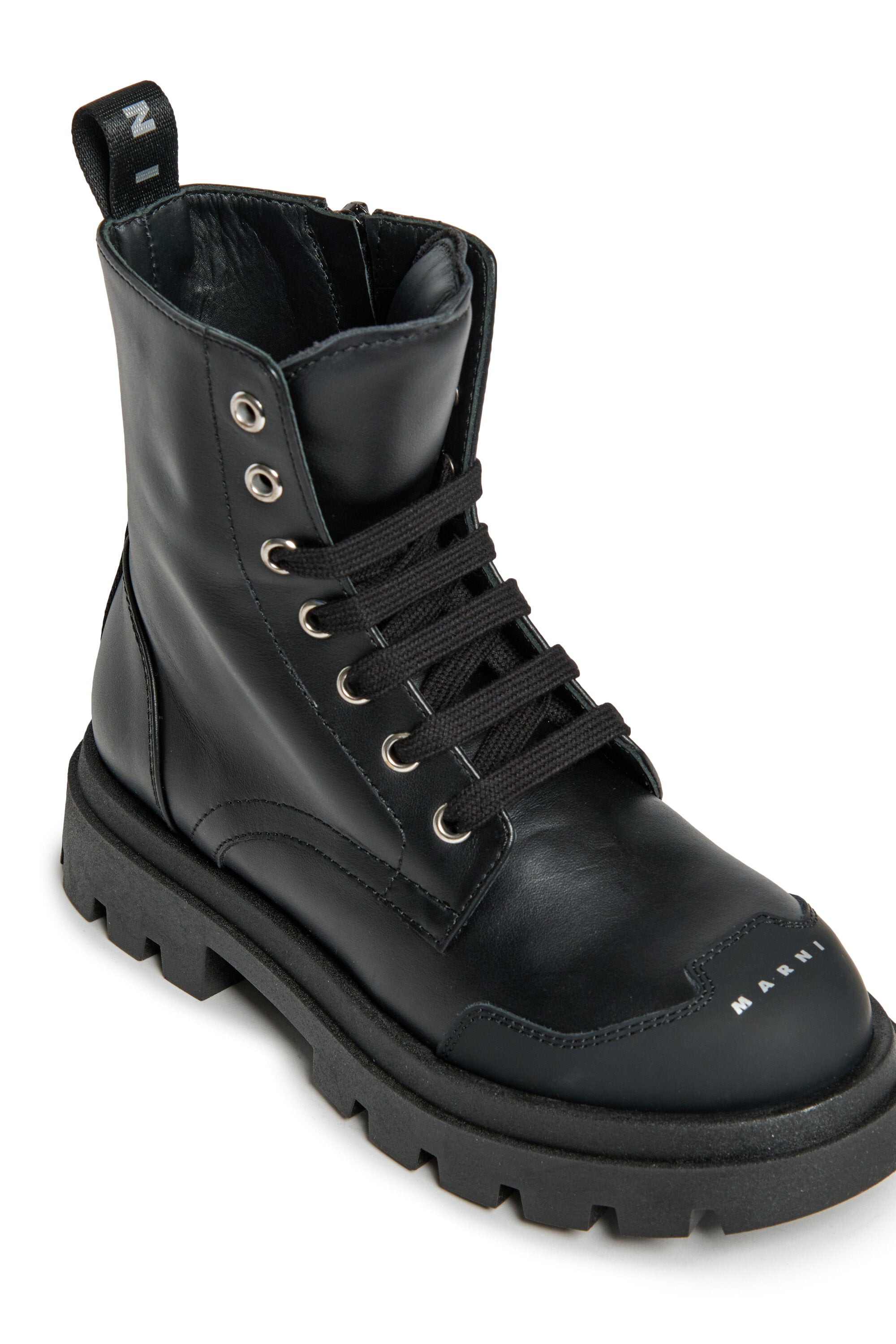 Botas militares con logo en la puntera