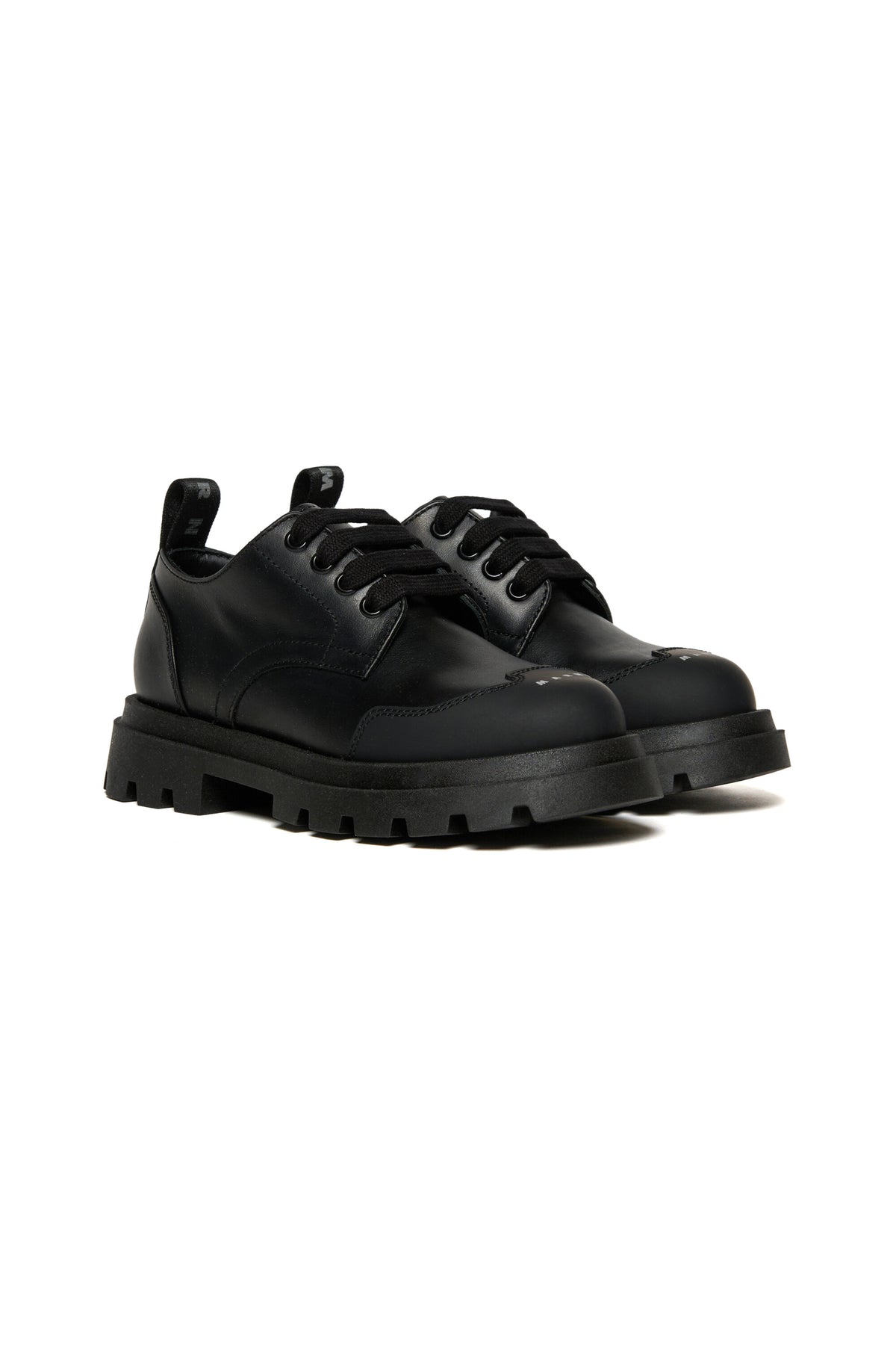 Zapatos con cordones y logo en la puntera