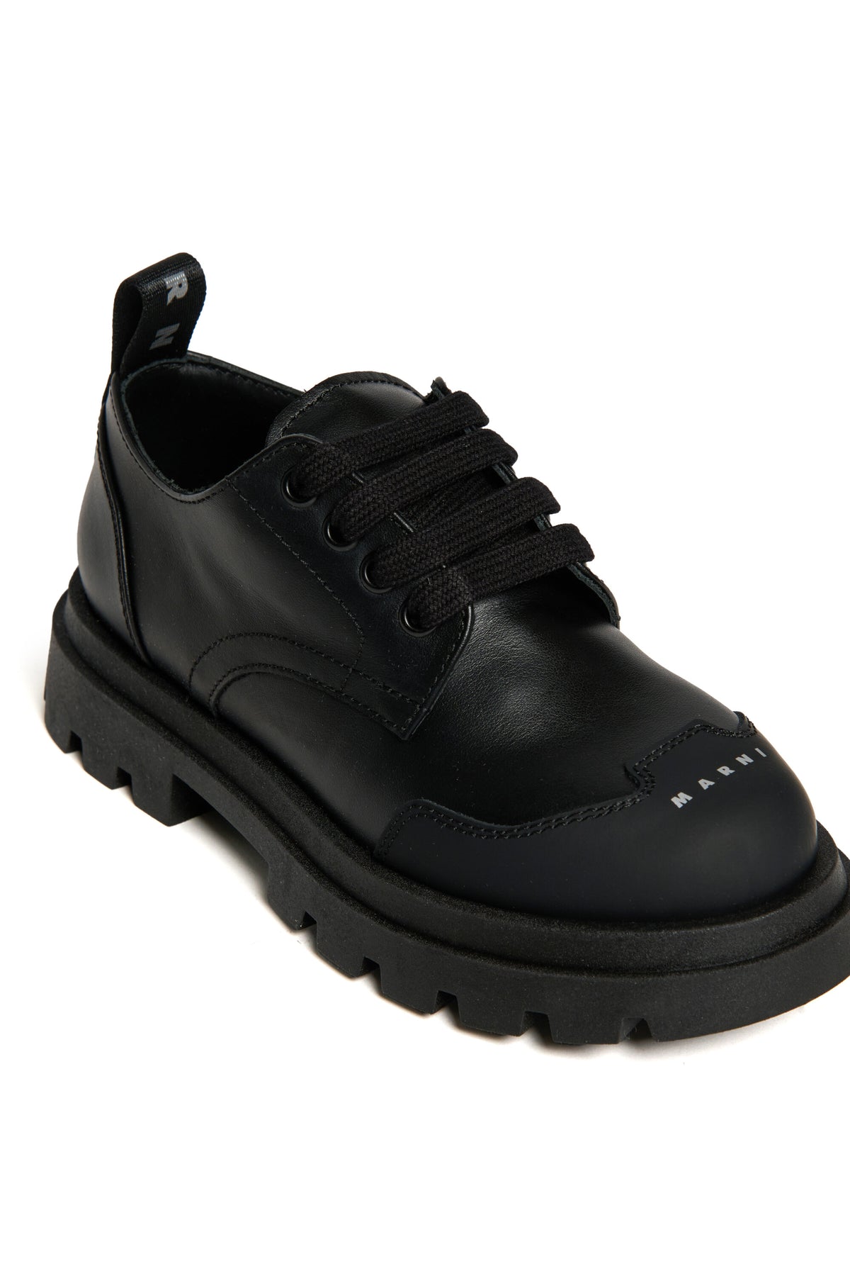 Lace-up shoes with toe logo