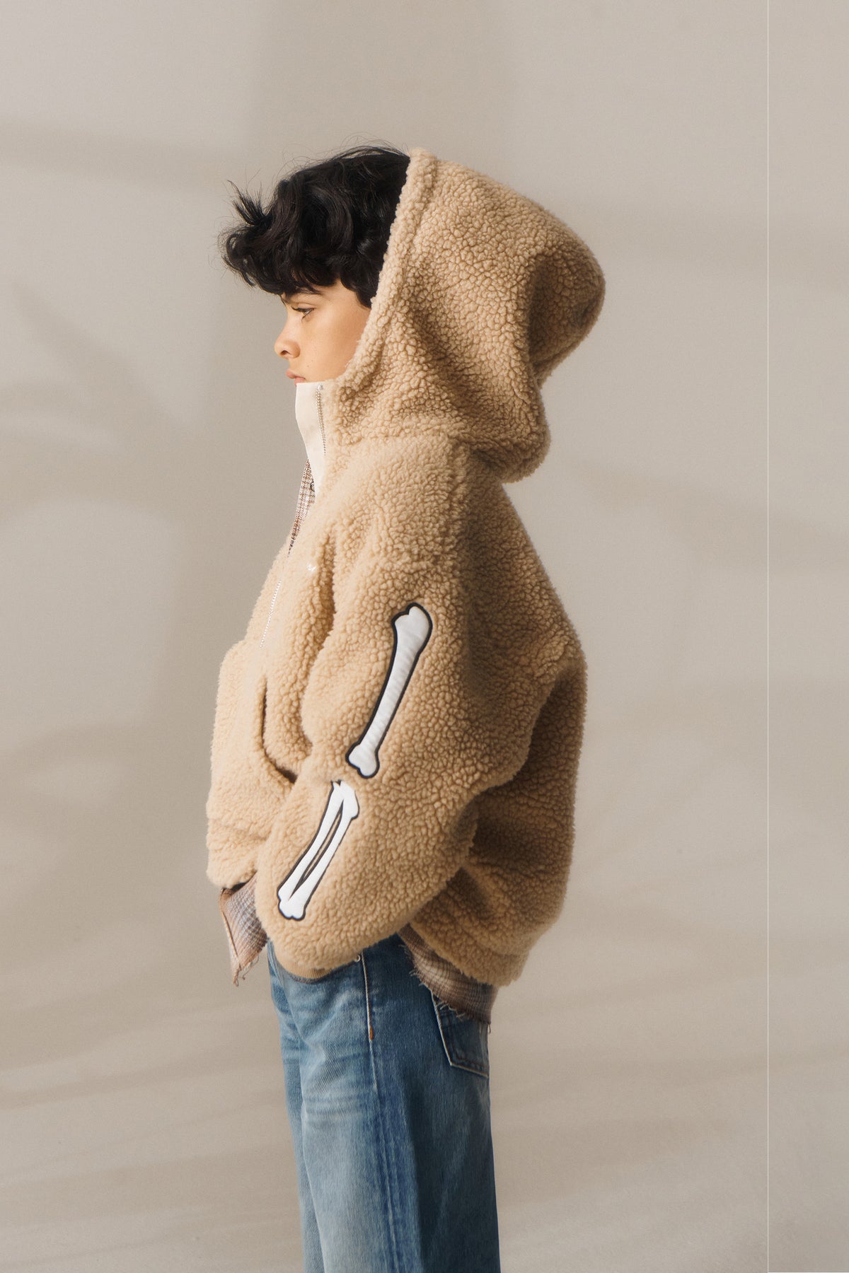 Chaqueta teddy con detalles de huesos