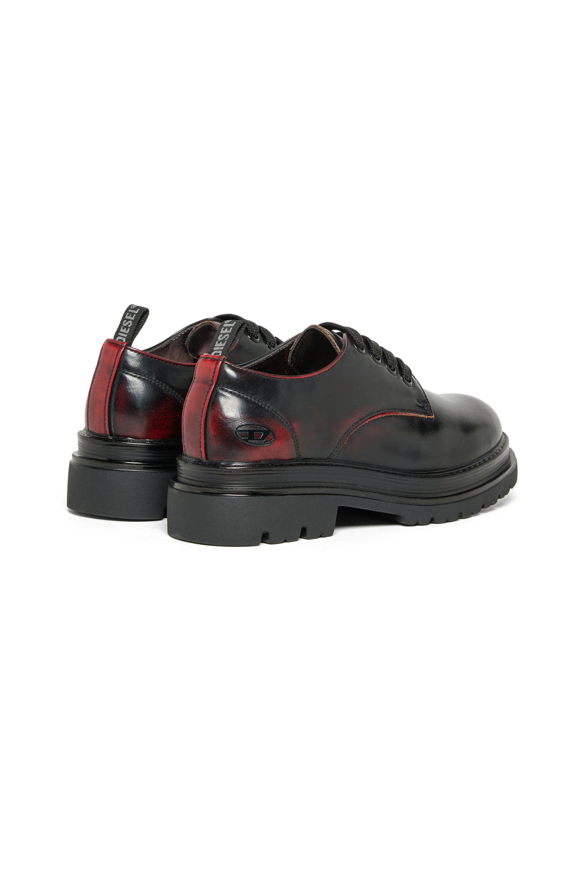Lace-up shoes with logo