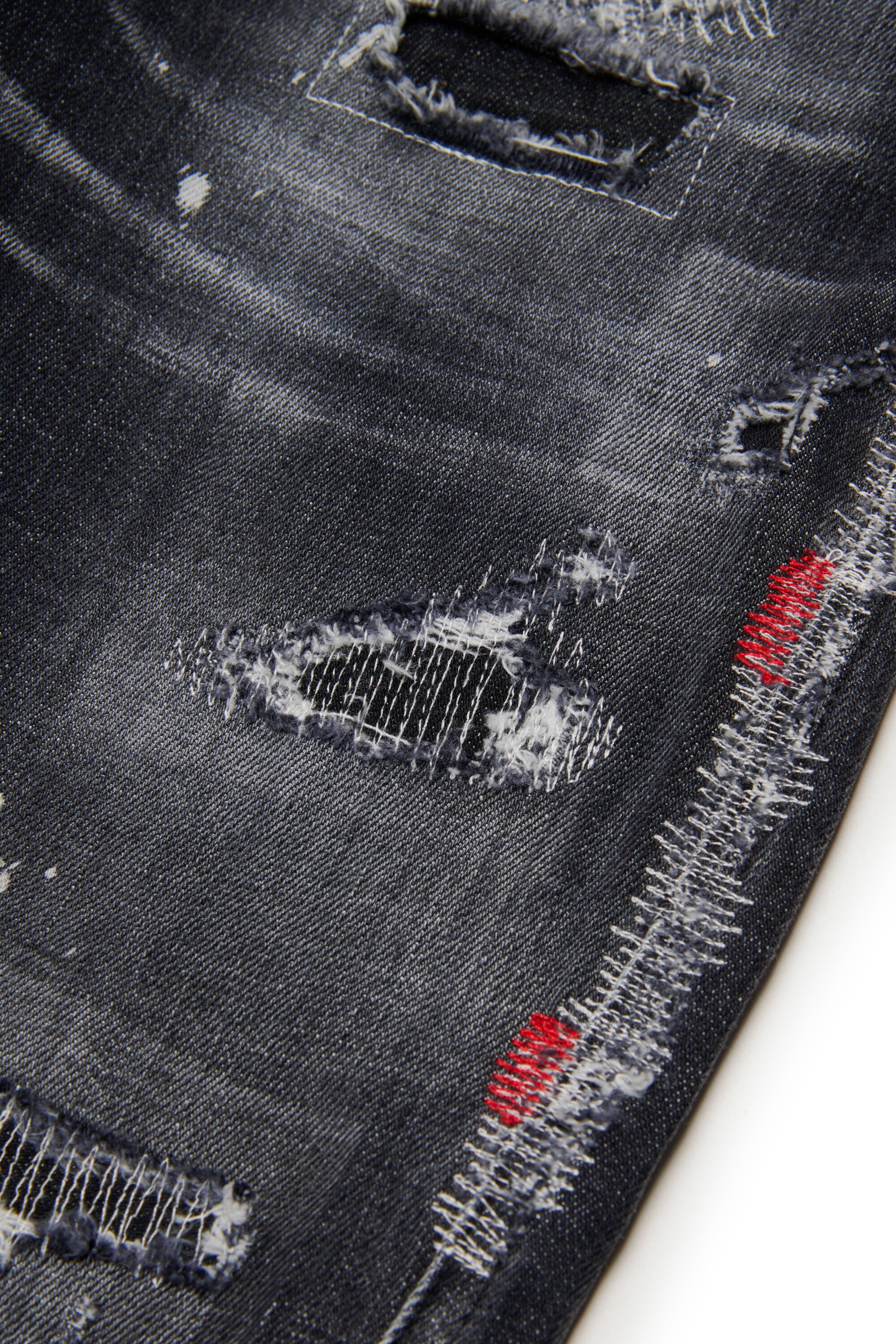 Regular jeans in black wash with a used effect