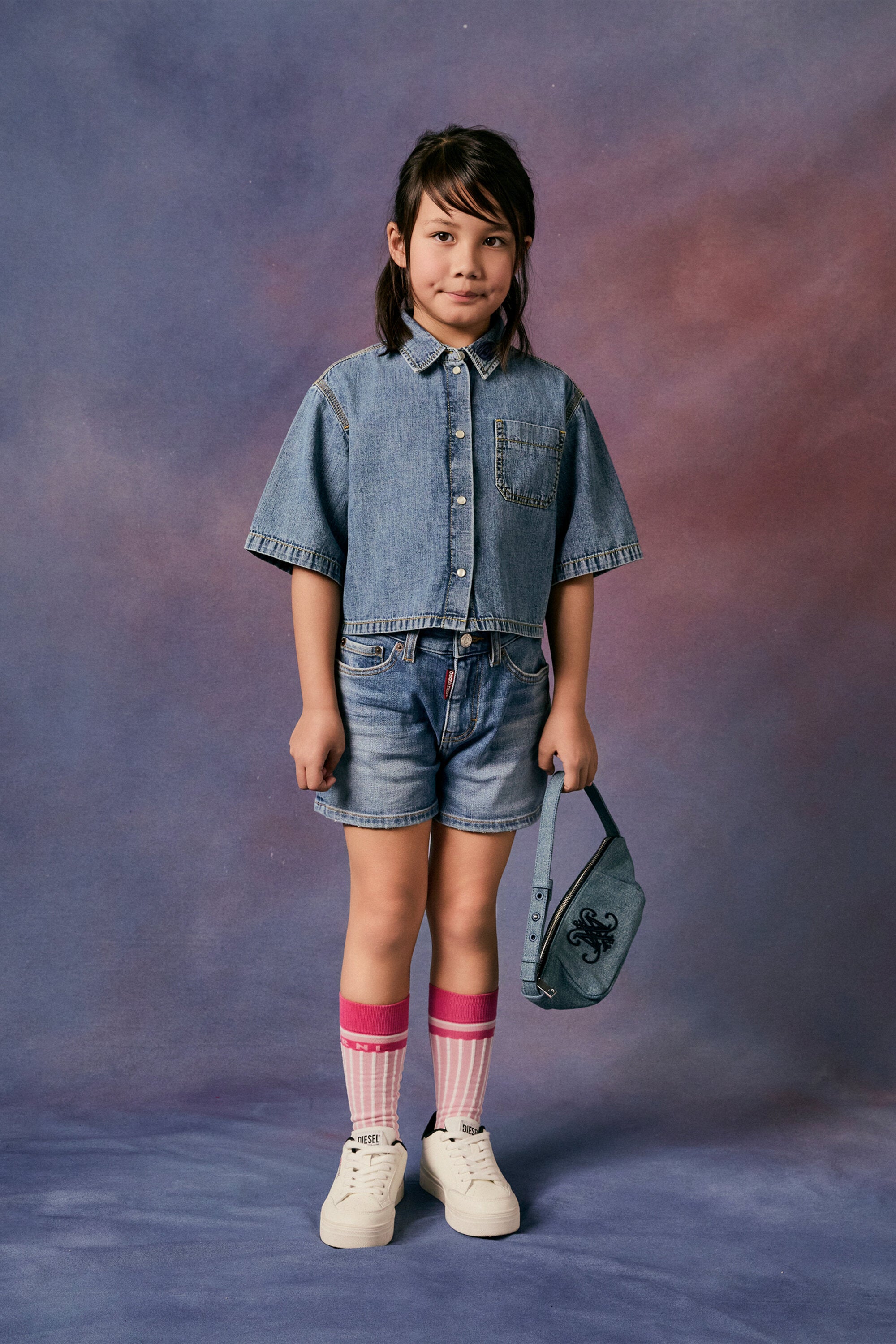 Pantalones cortos de denim azul medio con abrasiones