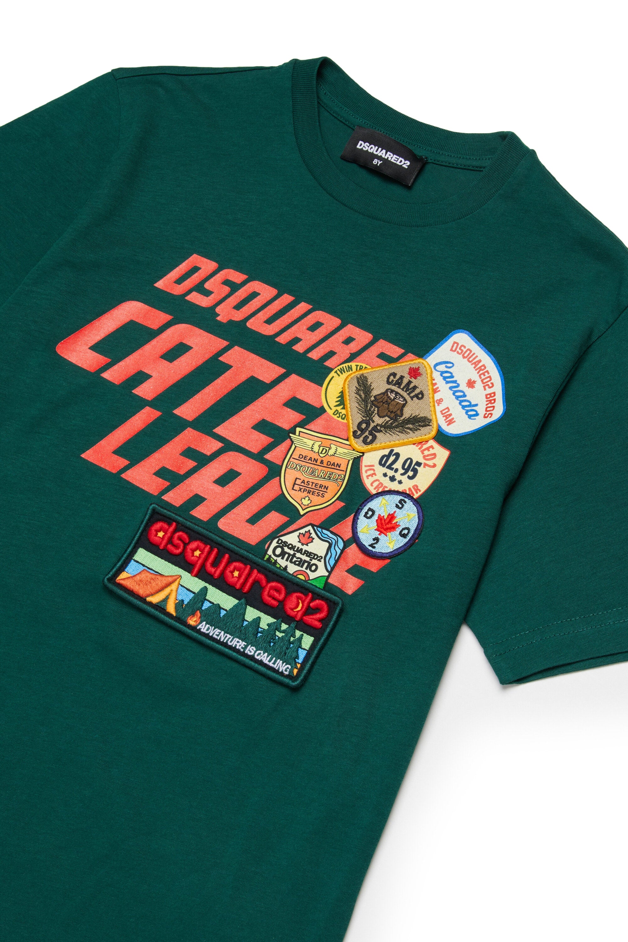 Camiseta con logo y aplicaciones de parches