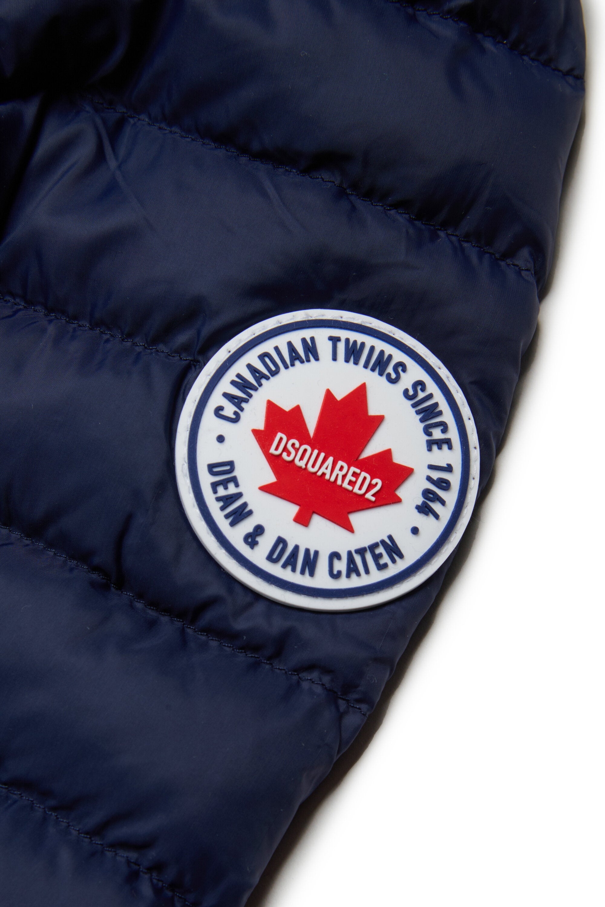 Chaqueta acolchada con logo estampado