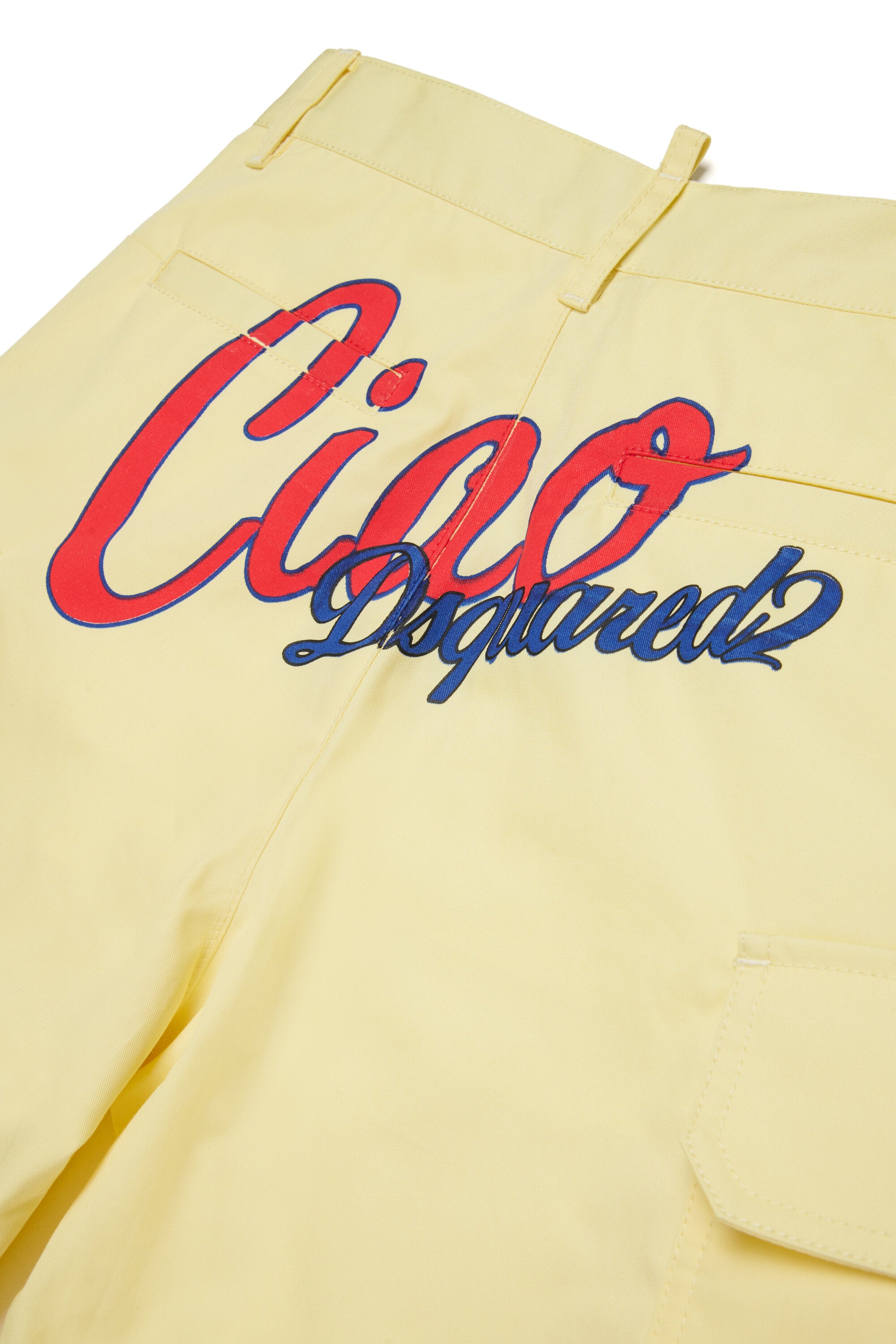 Shorts cargo con logo estampado