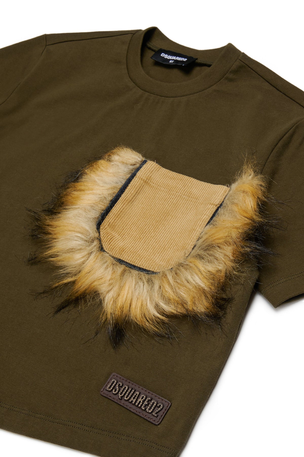 Camiseta con bolsillo de parche y logo