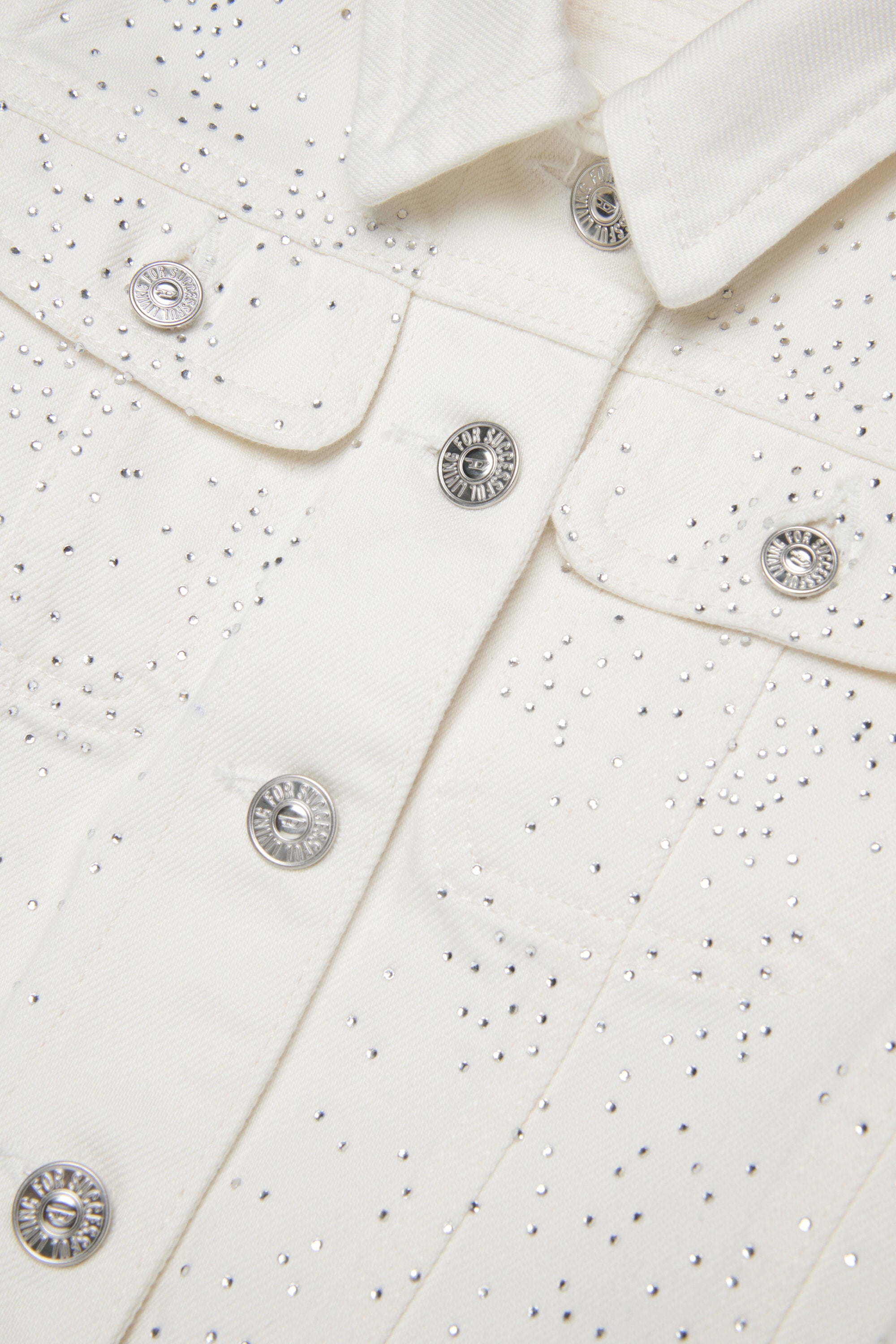 Chaqueta vaquera con microtachuelas por toda la prenda