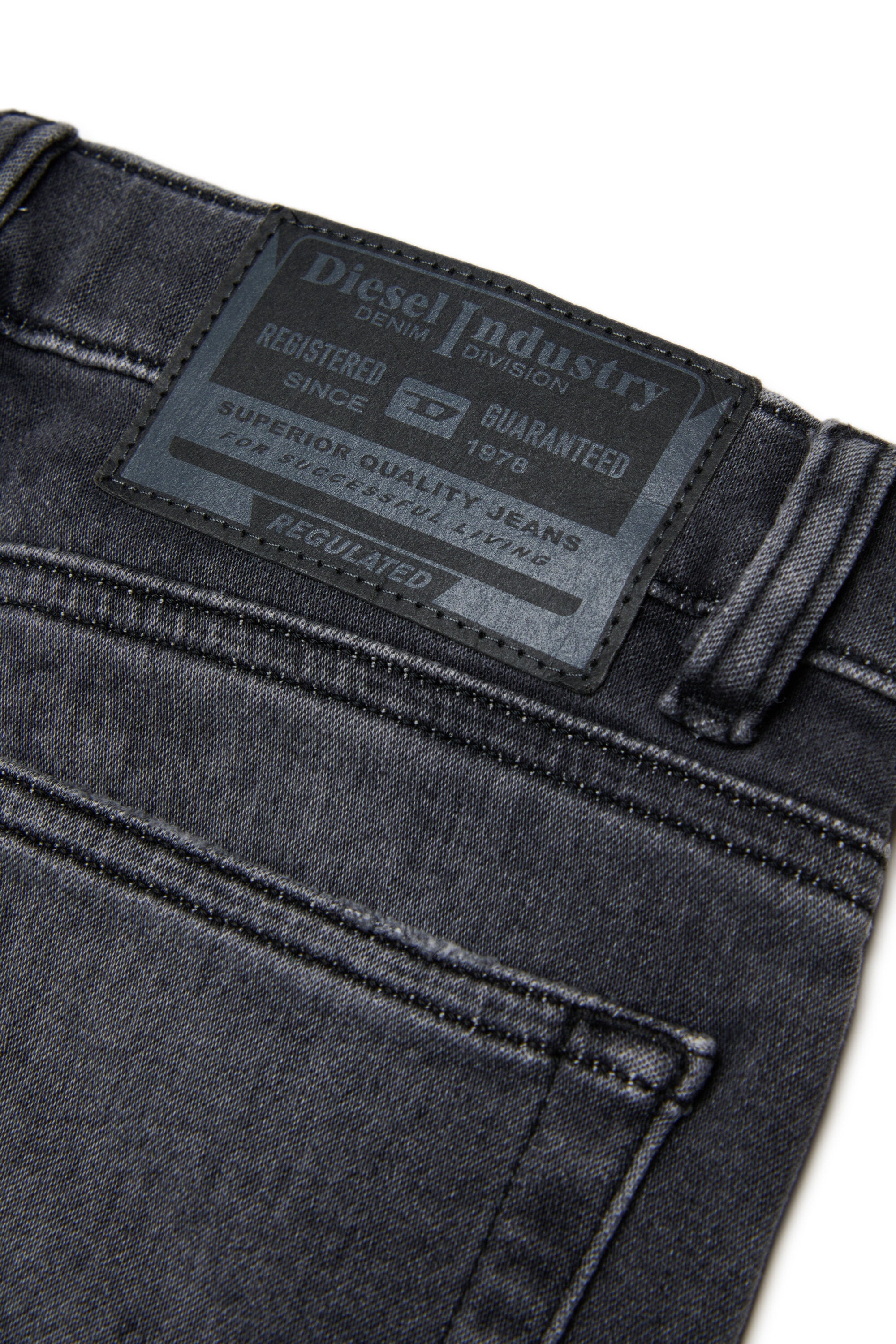 JoggJeans® corte regula lavado negro - 2010