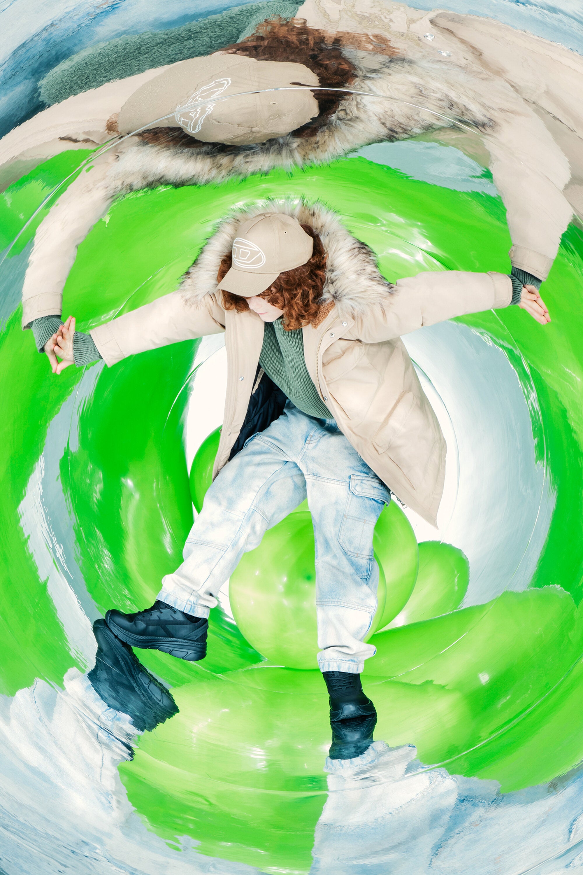 Parka de invierno brillante con capucha de peluche