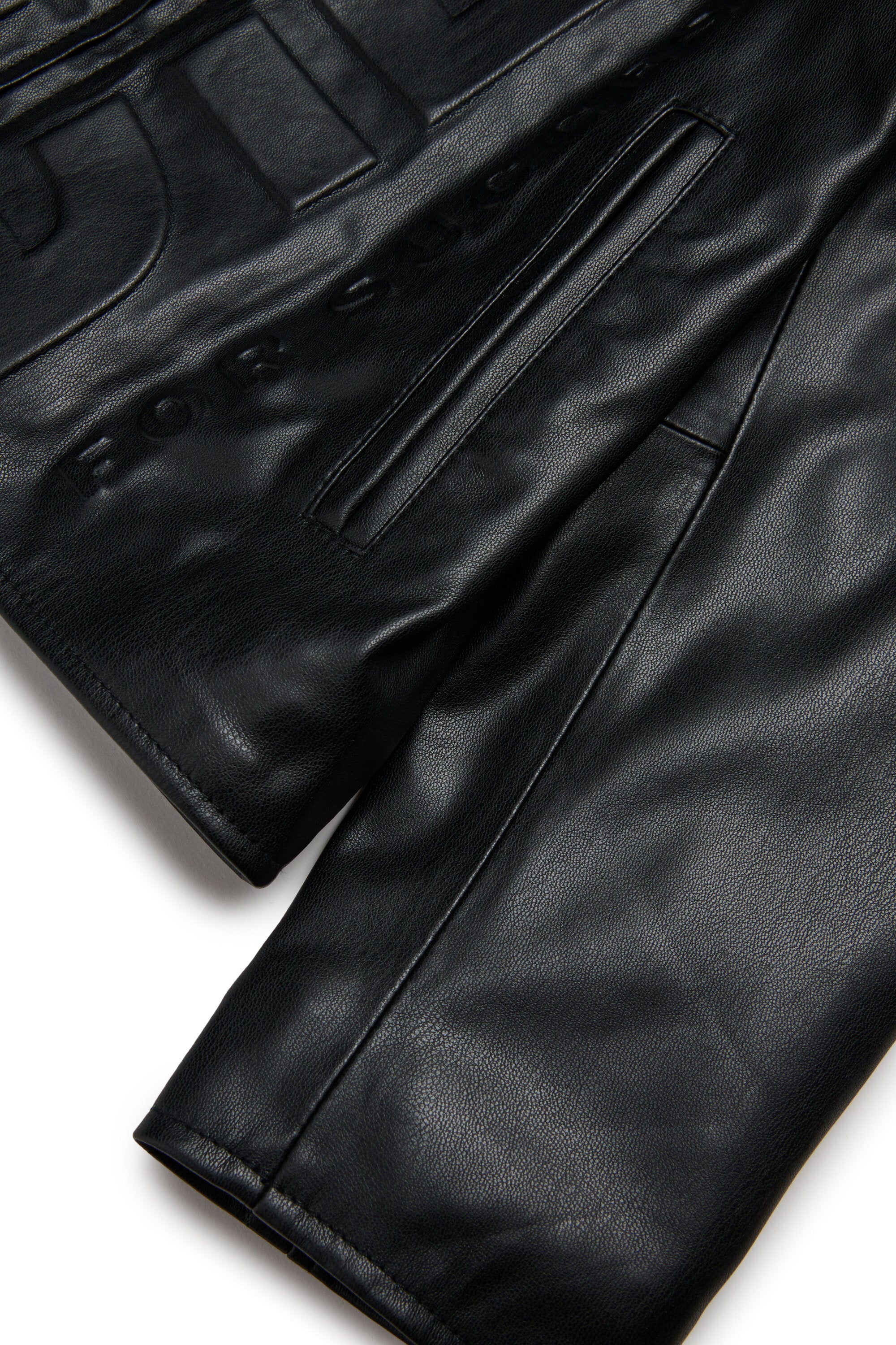 Modelo biker de tejido revestido con logotipo maxi