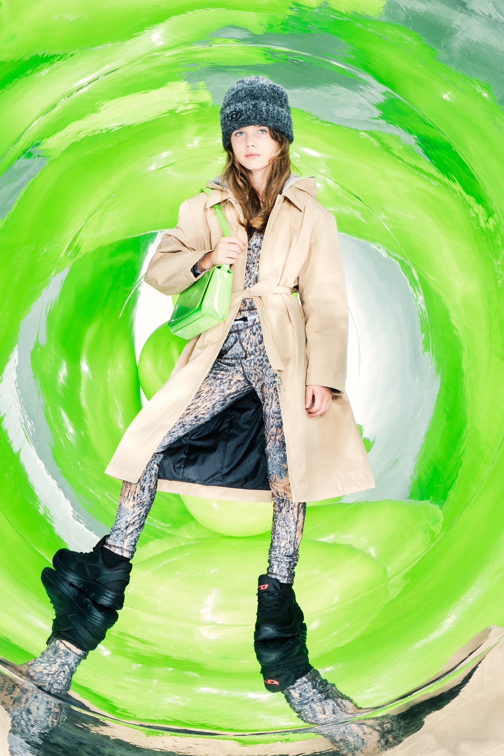 Gabardina larga con capucha y ribete en chándal